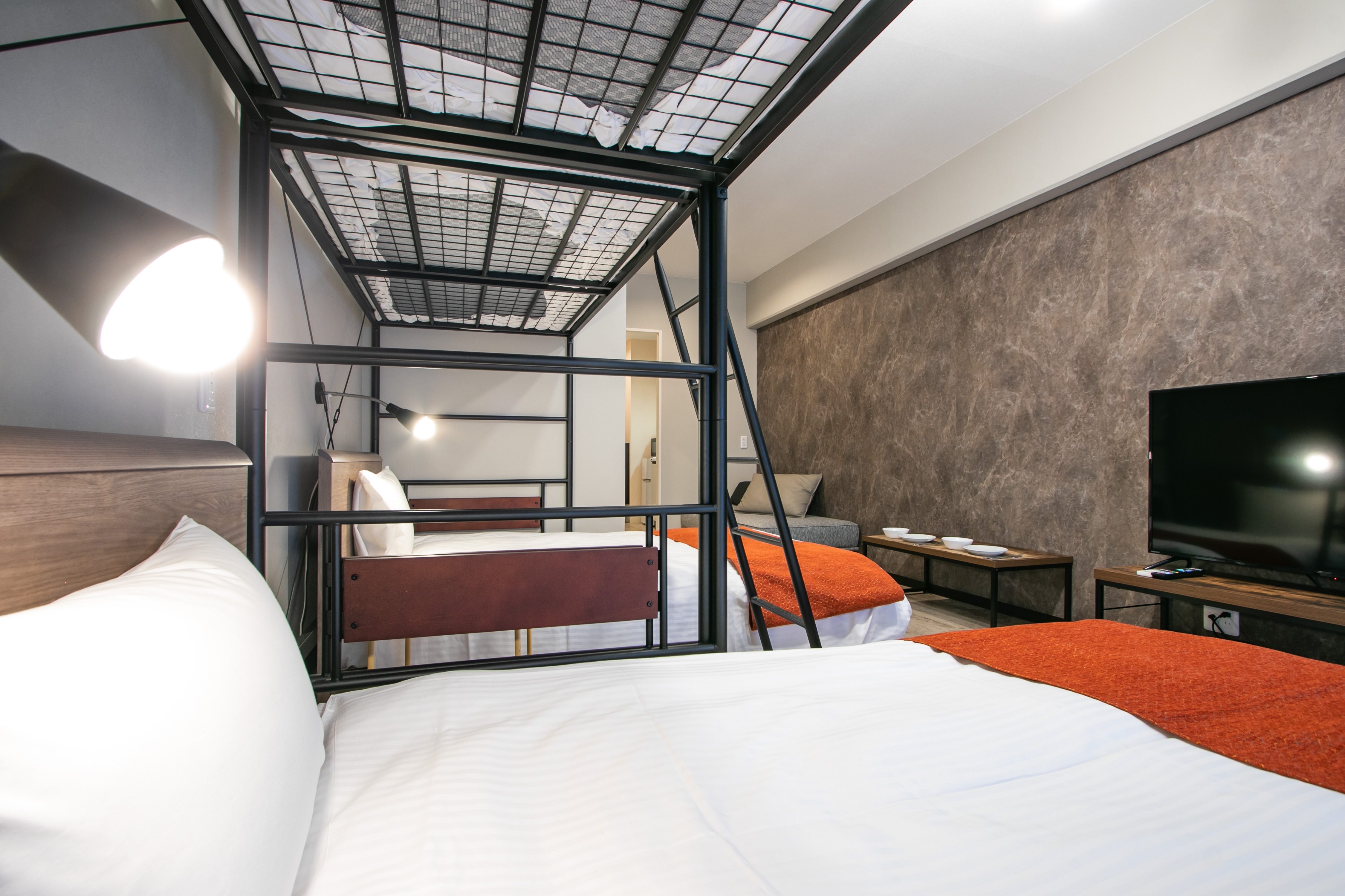 Kamar Tidur Loteng Keluarga Sedang