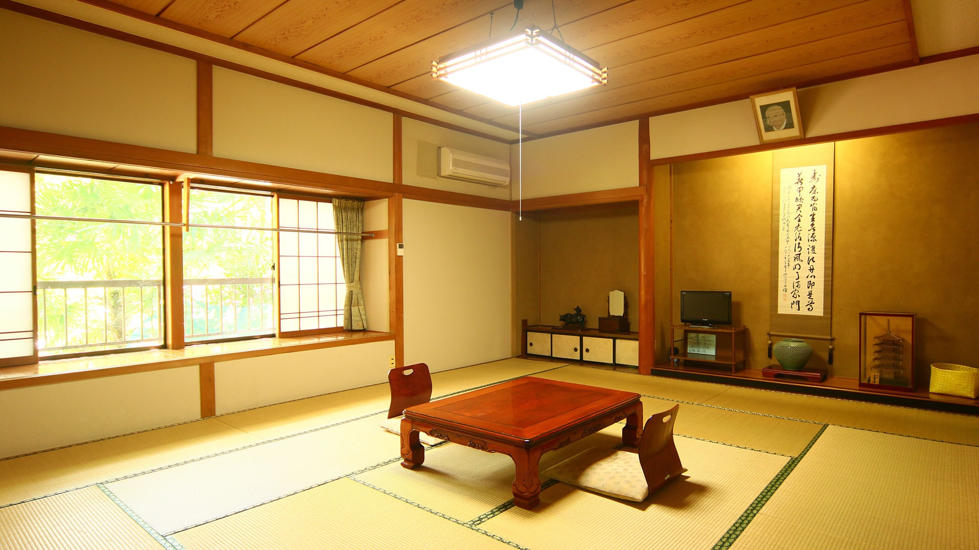 Guest Rooms: Japanese-style rooms, separated by sliding doors, allowing you to experience the unique atmosphere of a temple lodging.