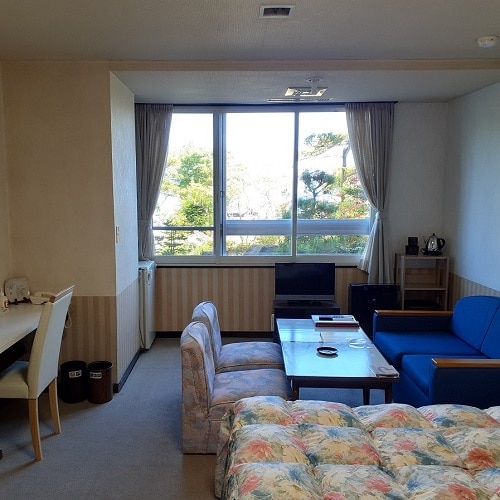 [1st floor] Western-style room facing the lake <twin>