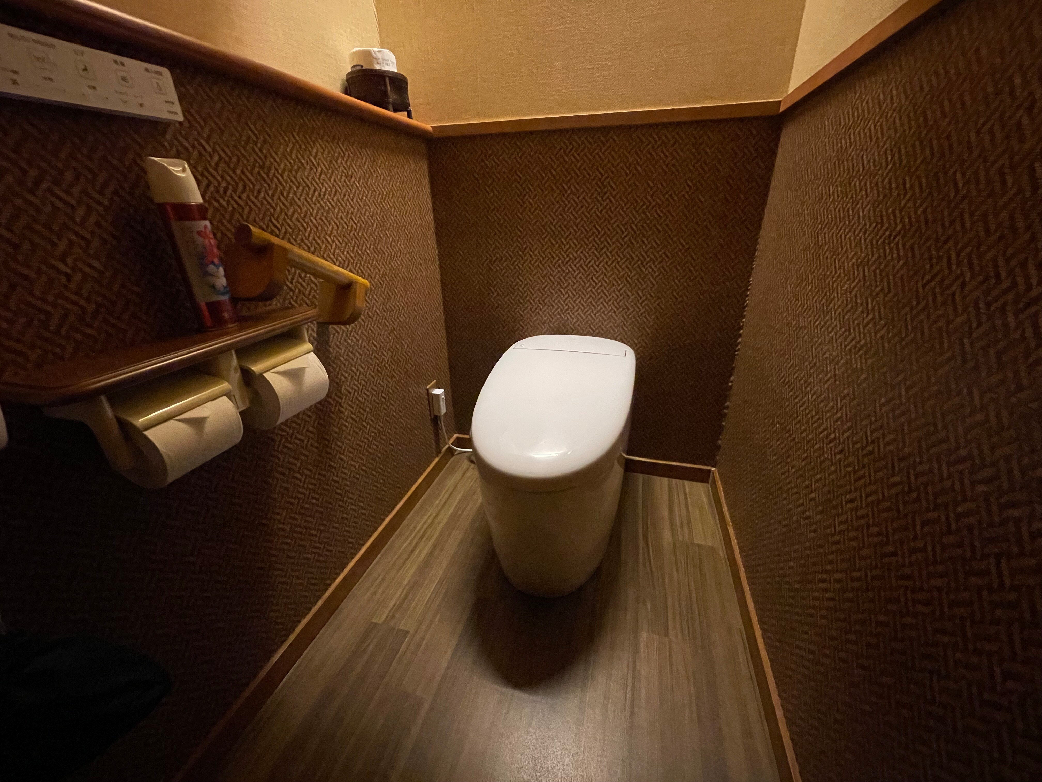 메조 넷 · 이른 봄 / 화장실