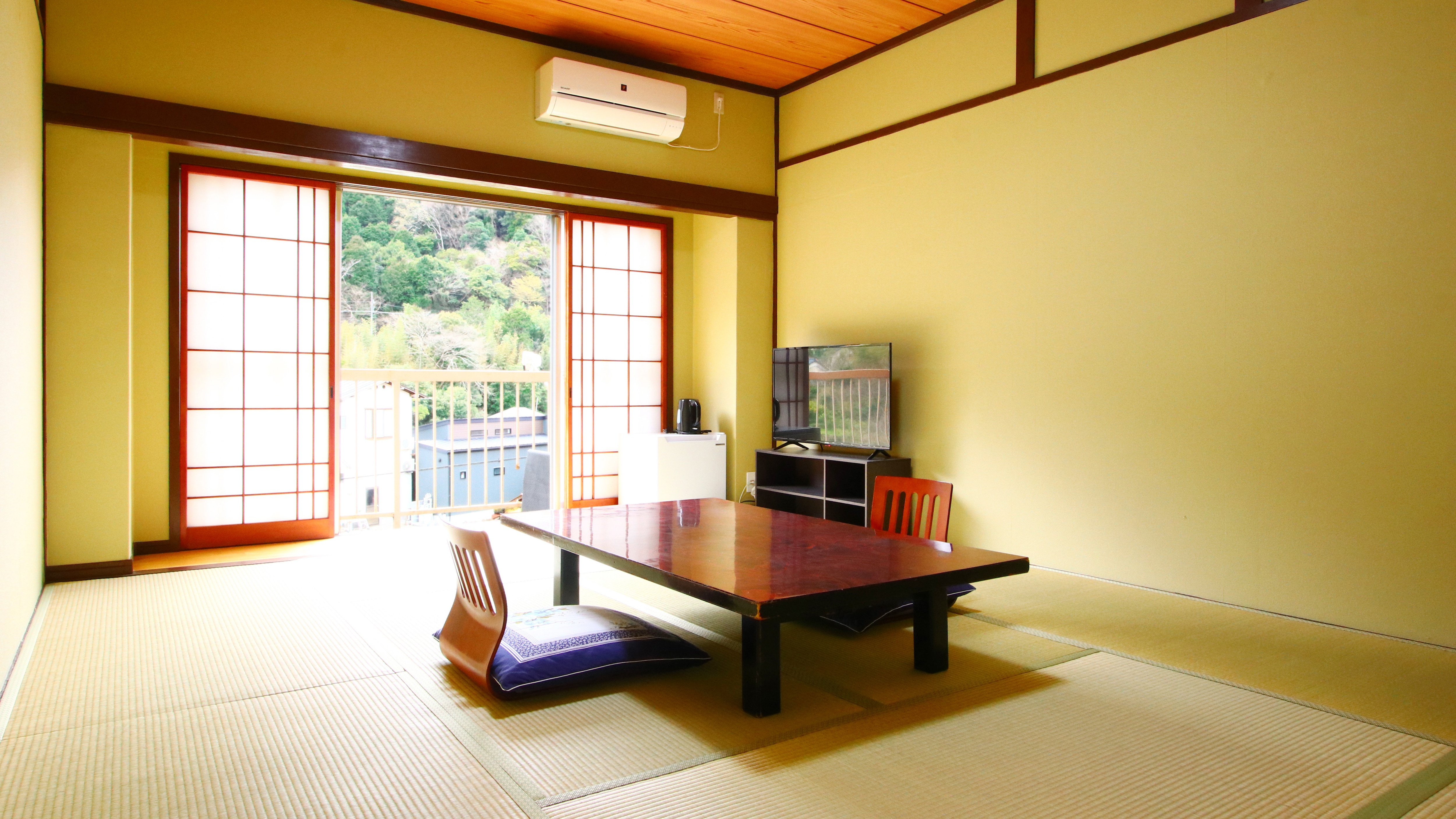 10 tatami mat room ■ View of the green mountains*