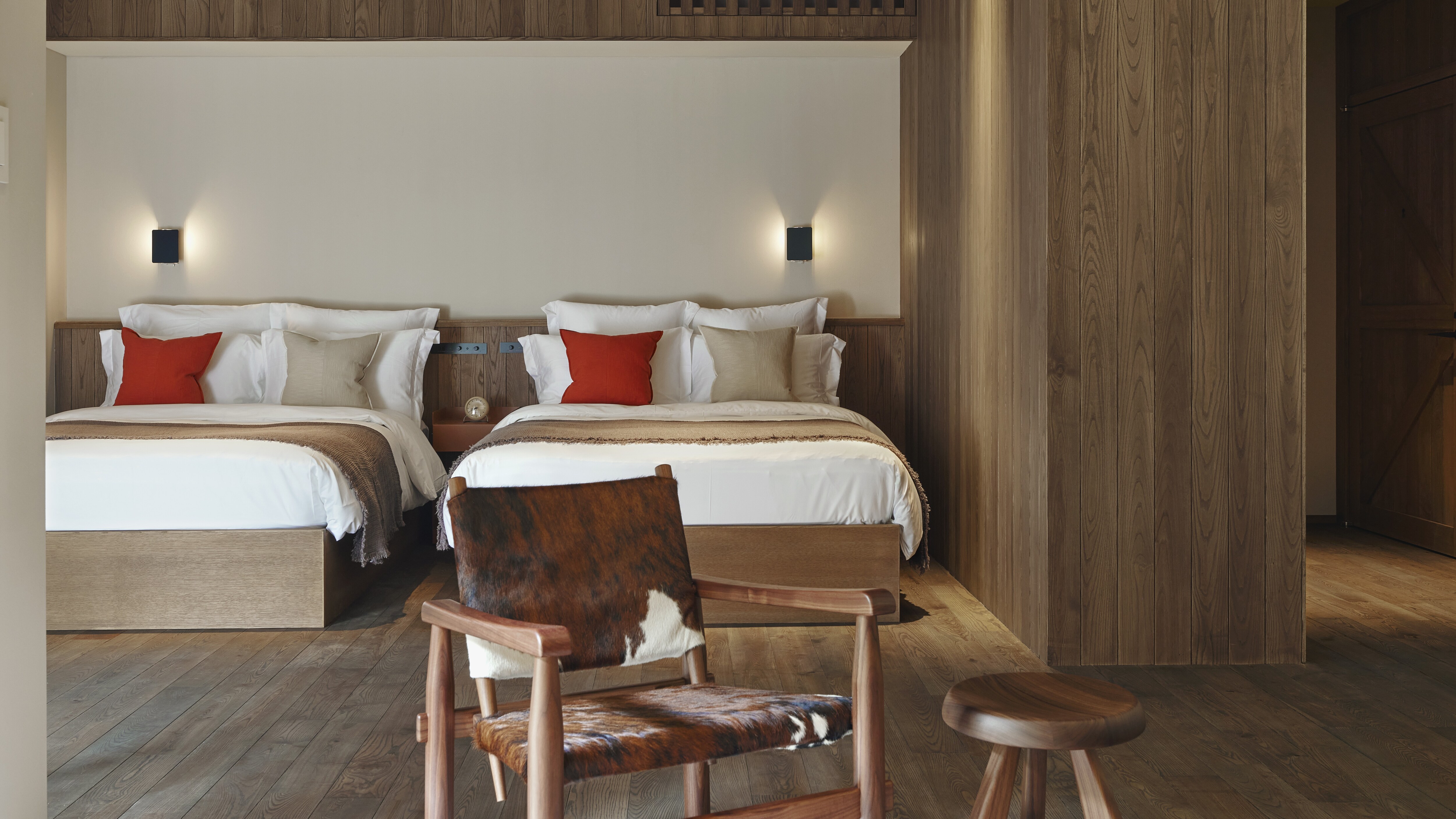 [202] A guest room equipped with simple furniture that reflects the quality of the materials.