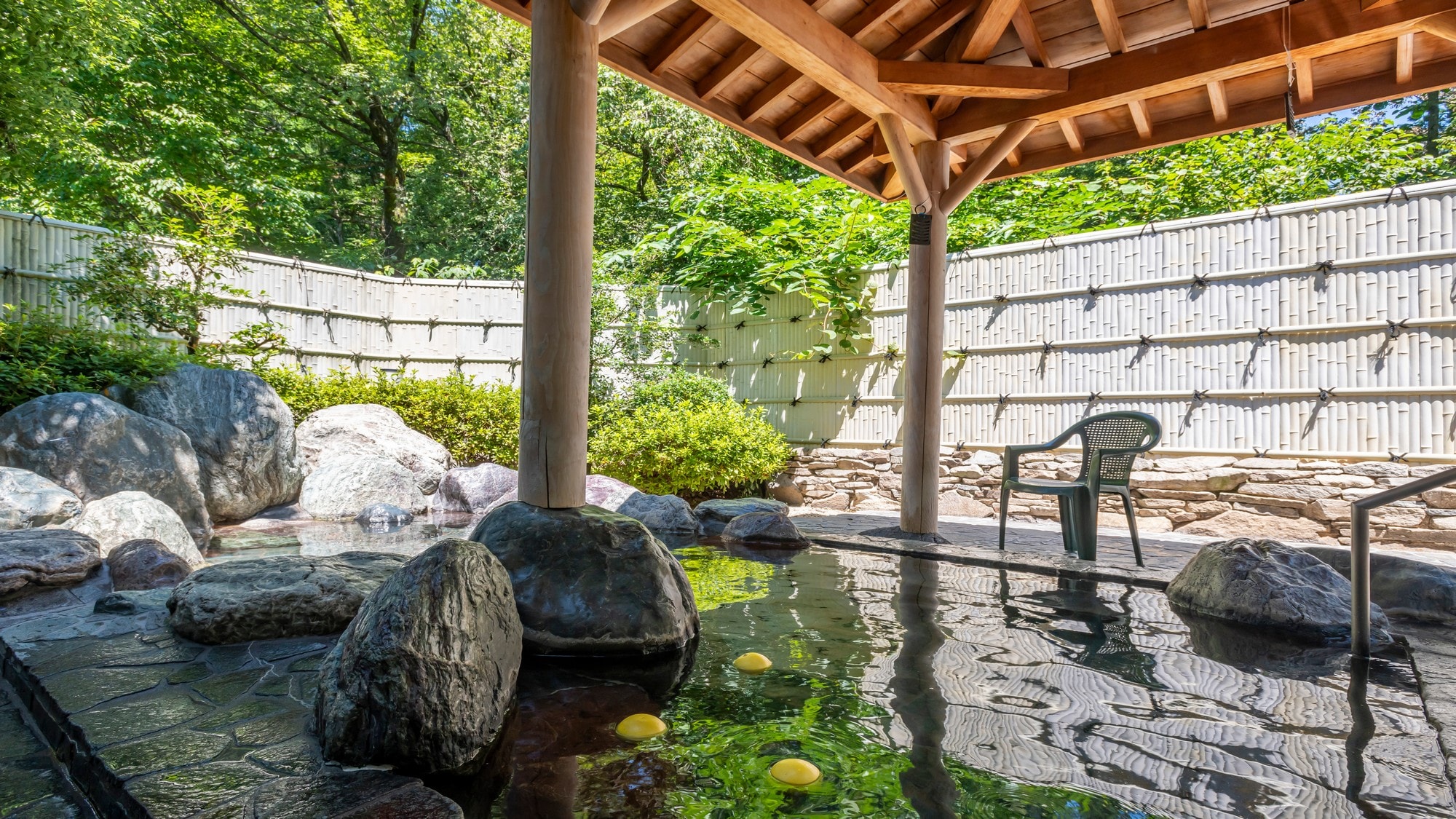 Please spend a relaxing time surrounded by trees.