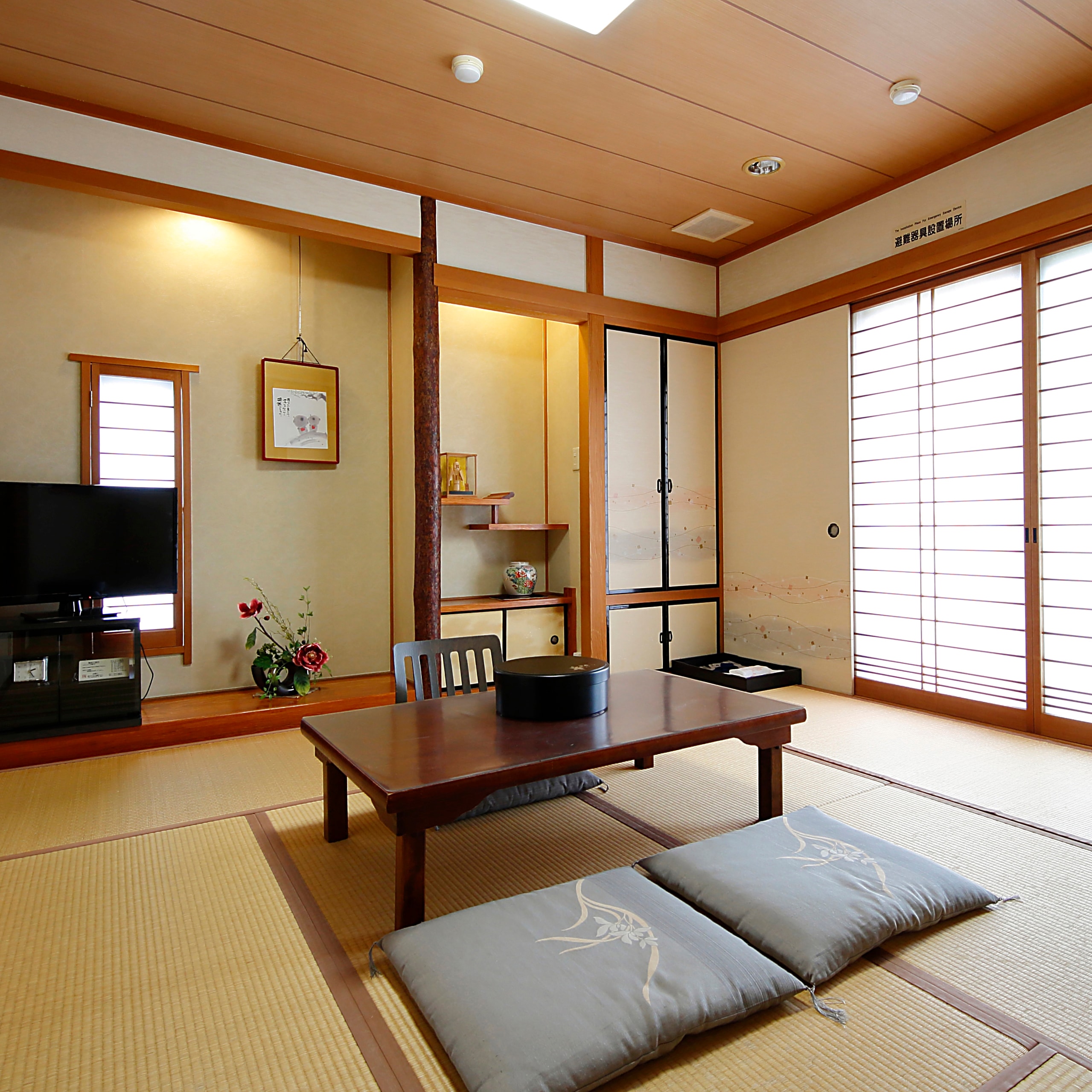 [Japanese-style room for several people] Please use the large public bath on the 4th floor. *Please ask about available times.