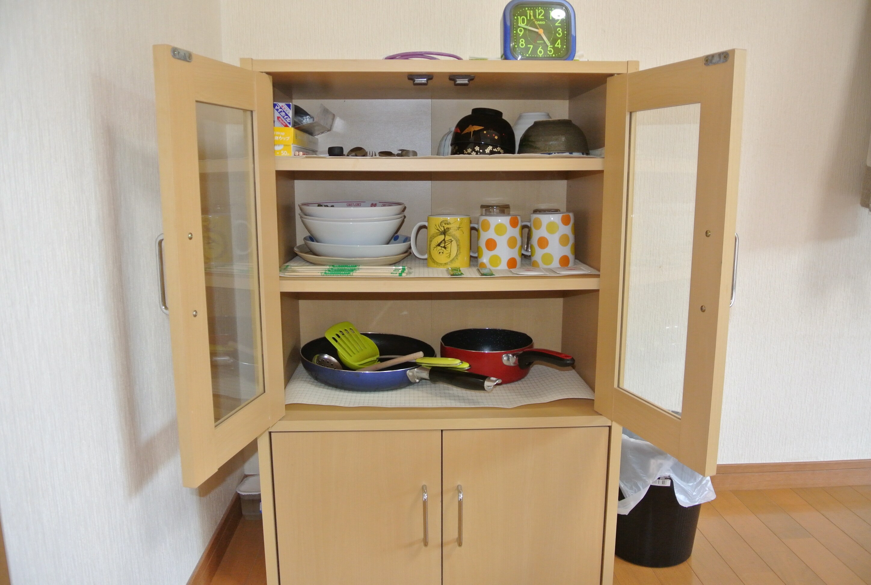 Tableware, pots, ply bread. You can also cook your own meals ☆