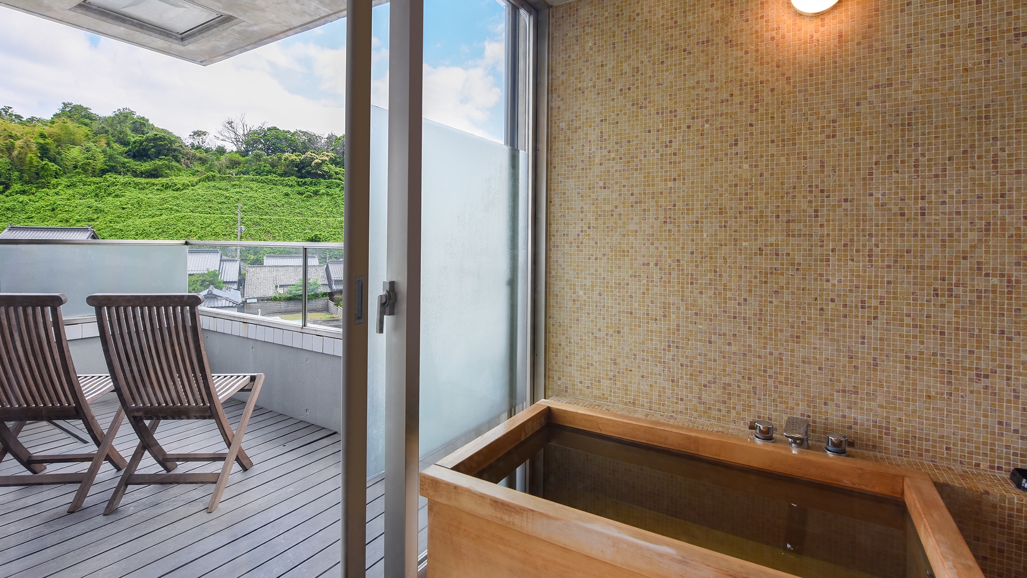 [Canal Japanese-Western Room (305)] Relax and soothe your travel fatigue with a relaxing bath.