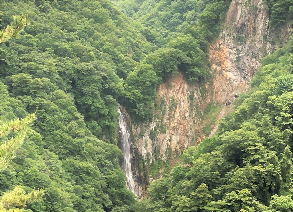 Shiga Kogen: Junmantaki dengan kepala 107m