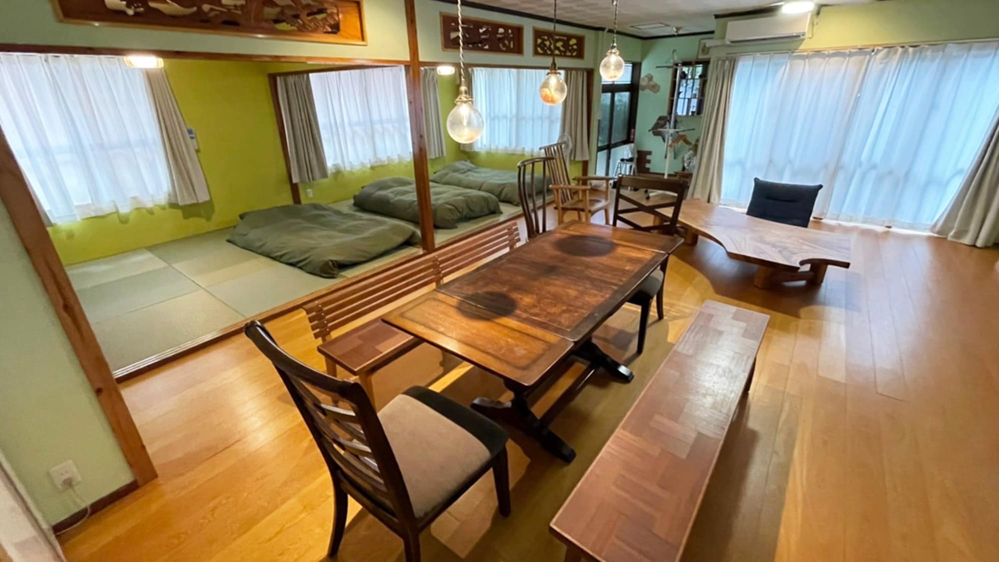 ・You can also enjoy your meal under the beautiful pendant lights handmade by Okinawan artists.