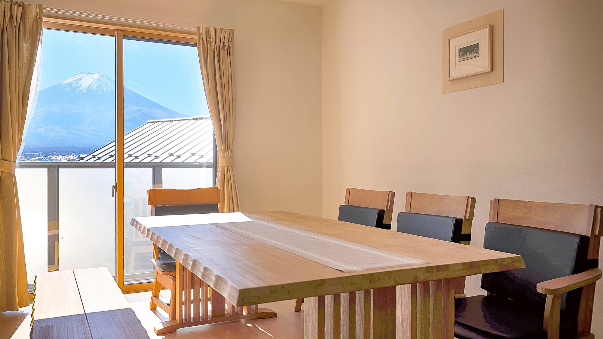 ・You can see Mt. Fuji from the living room where the warm sunlight pours in.