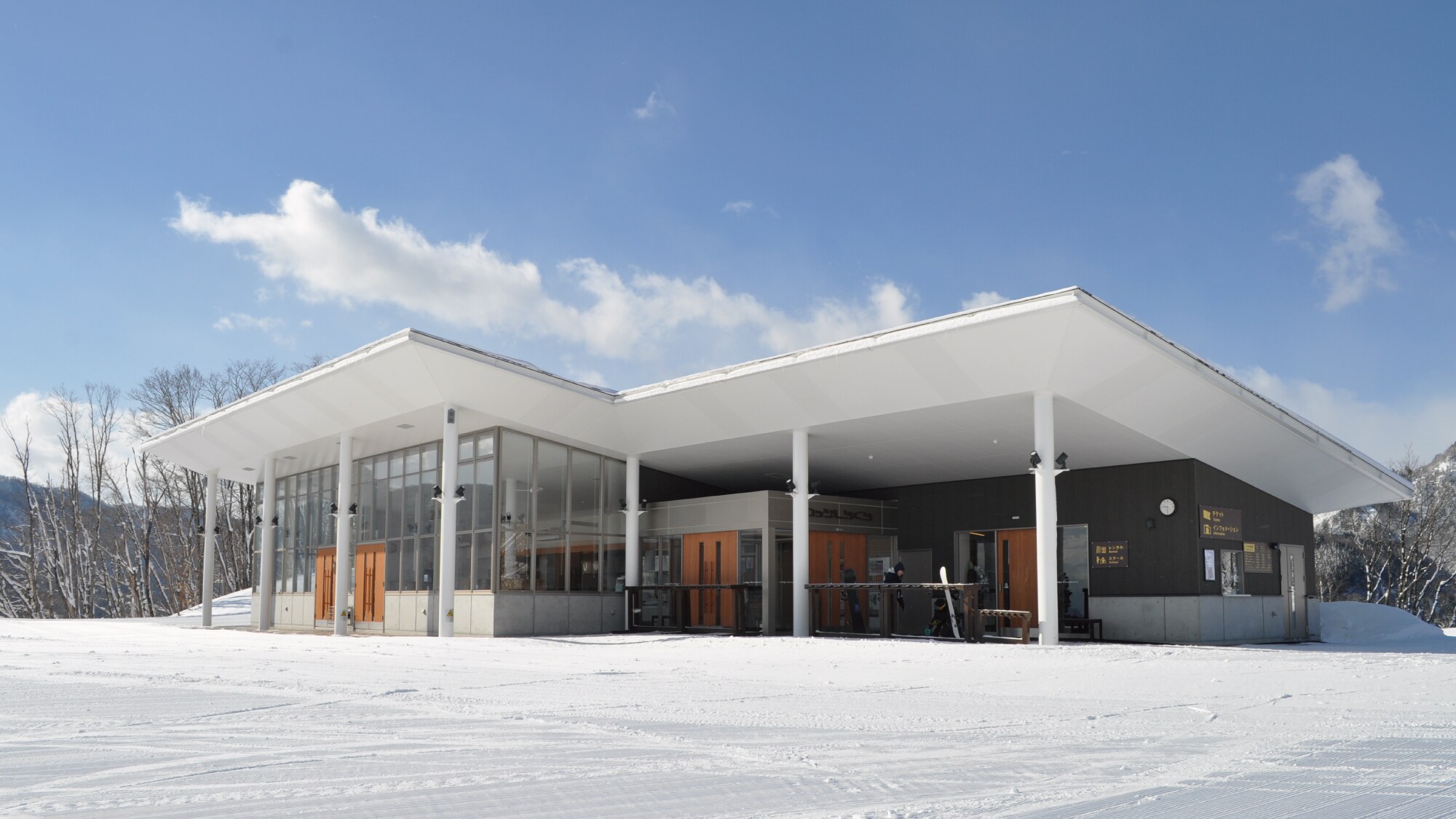 Kantor tiket resor ski, persewaan, restoran