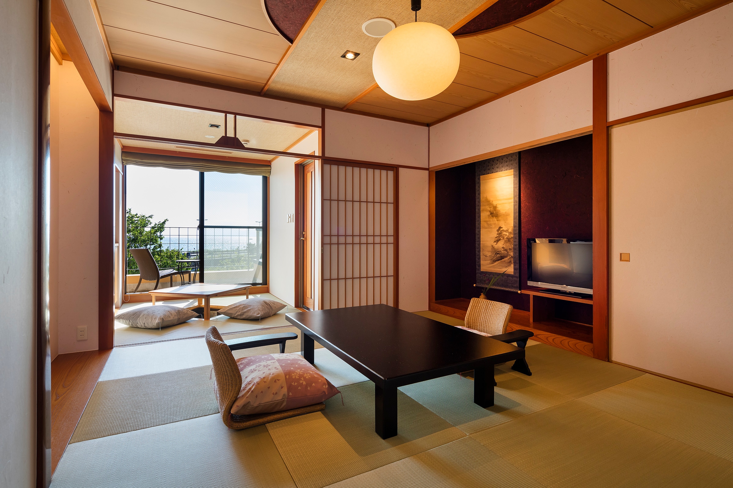 Japanese-style room with open-air bath Photo by Yasunori Shimomura