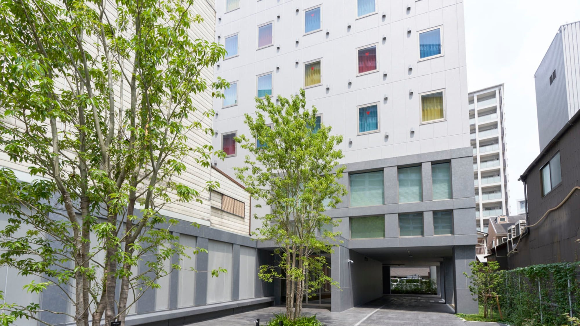 [Exterior] The exterior features colorful windows with a Hakata-ori motif.
