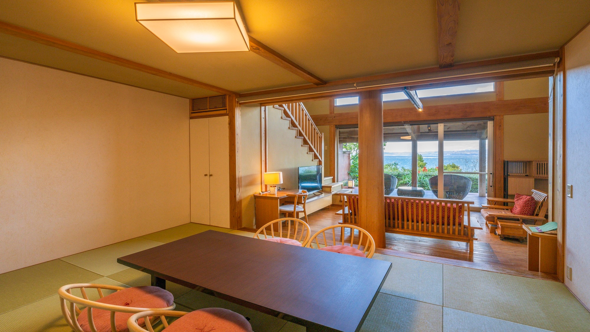 [Separate room/Maisonette/View: Ocean/Direct from source]