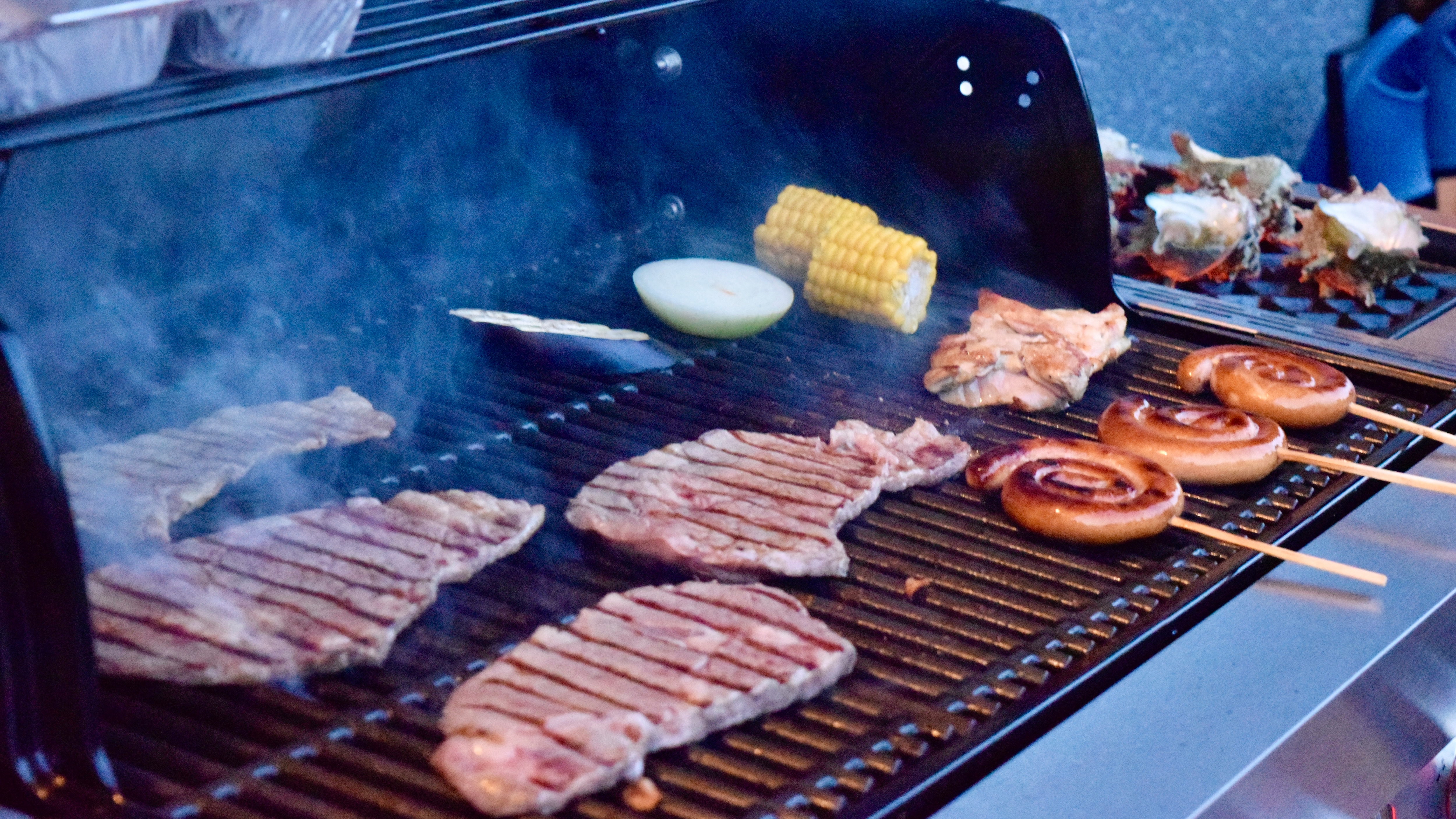 <BBQ> 無需生火且火力強大的燒烤爐。 （使用此設施時請透過BBQ計畫預約）