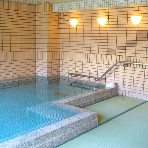 It is a large communal bath with tatami mats that is not cold and does not slip, and is popular with small children and elderly people.