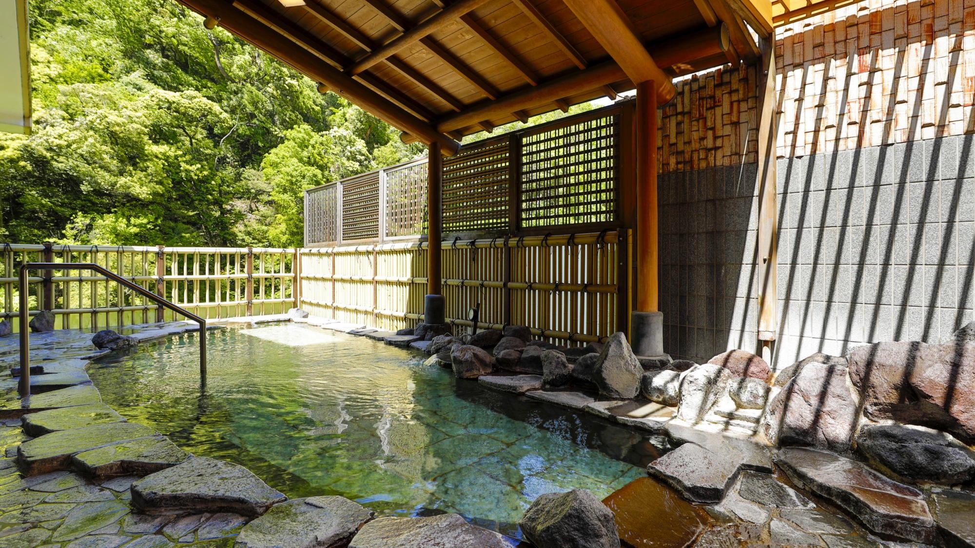 "Katsura-no-yu" open-air observation bath