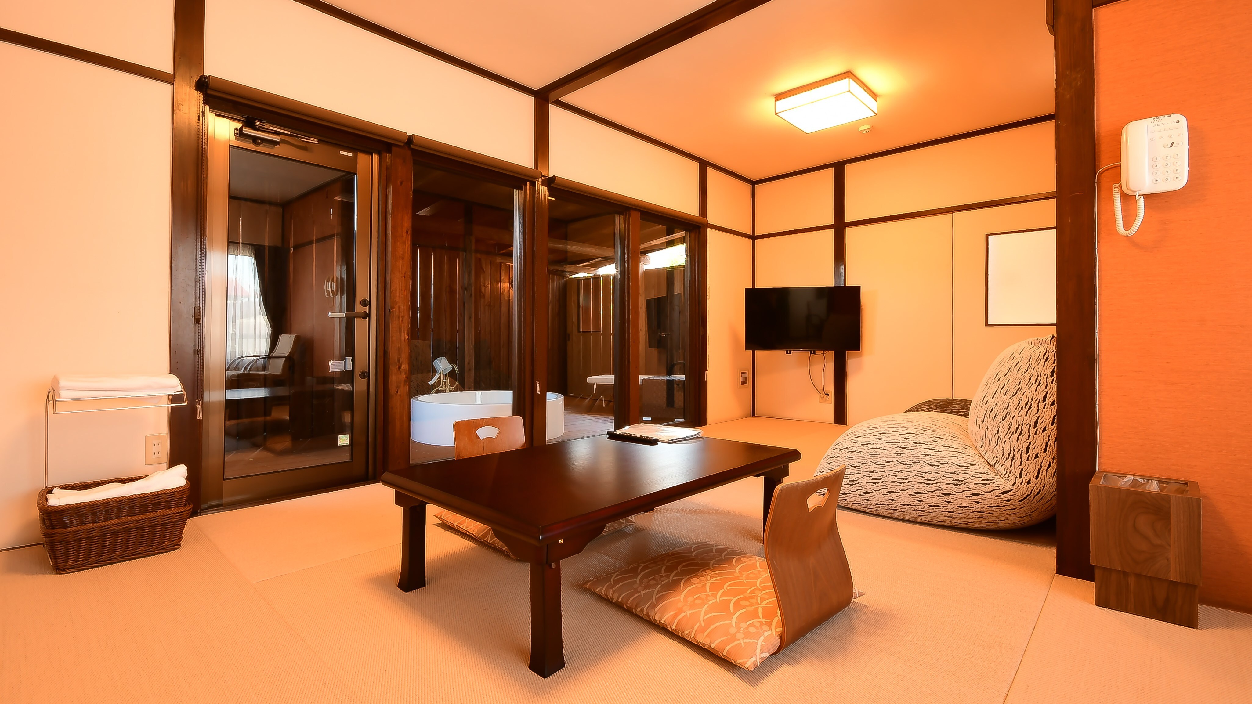 Contoh ruangan khusus dengan pemandian terbuka yang terpisah Wallpaper bervariasi tergantung ruangan.