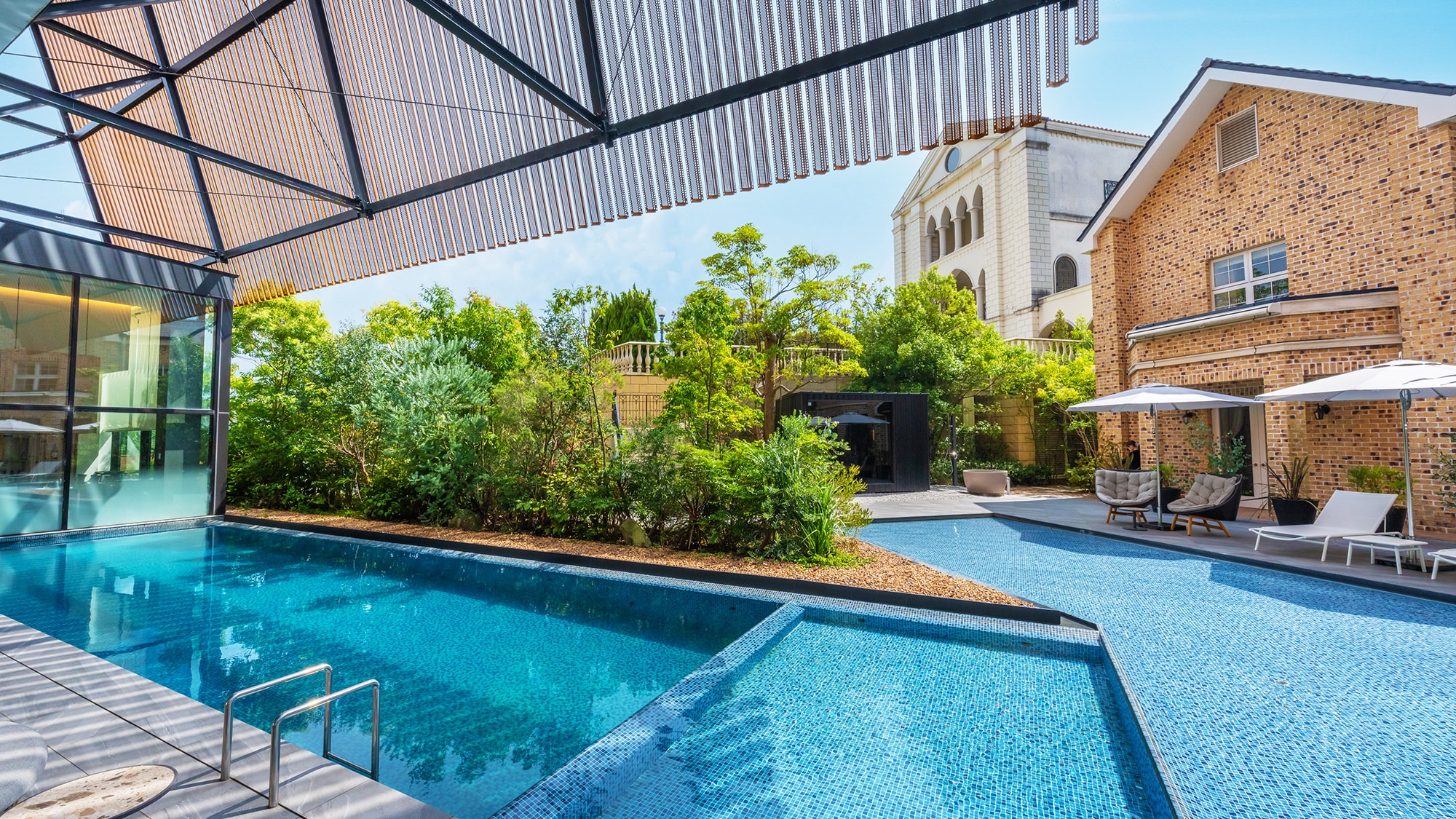 [Garden Pool] Relax in the relaxation chairs.