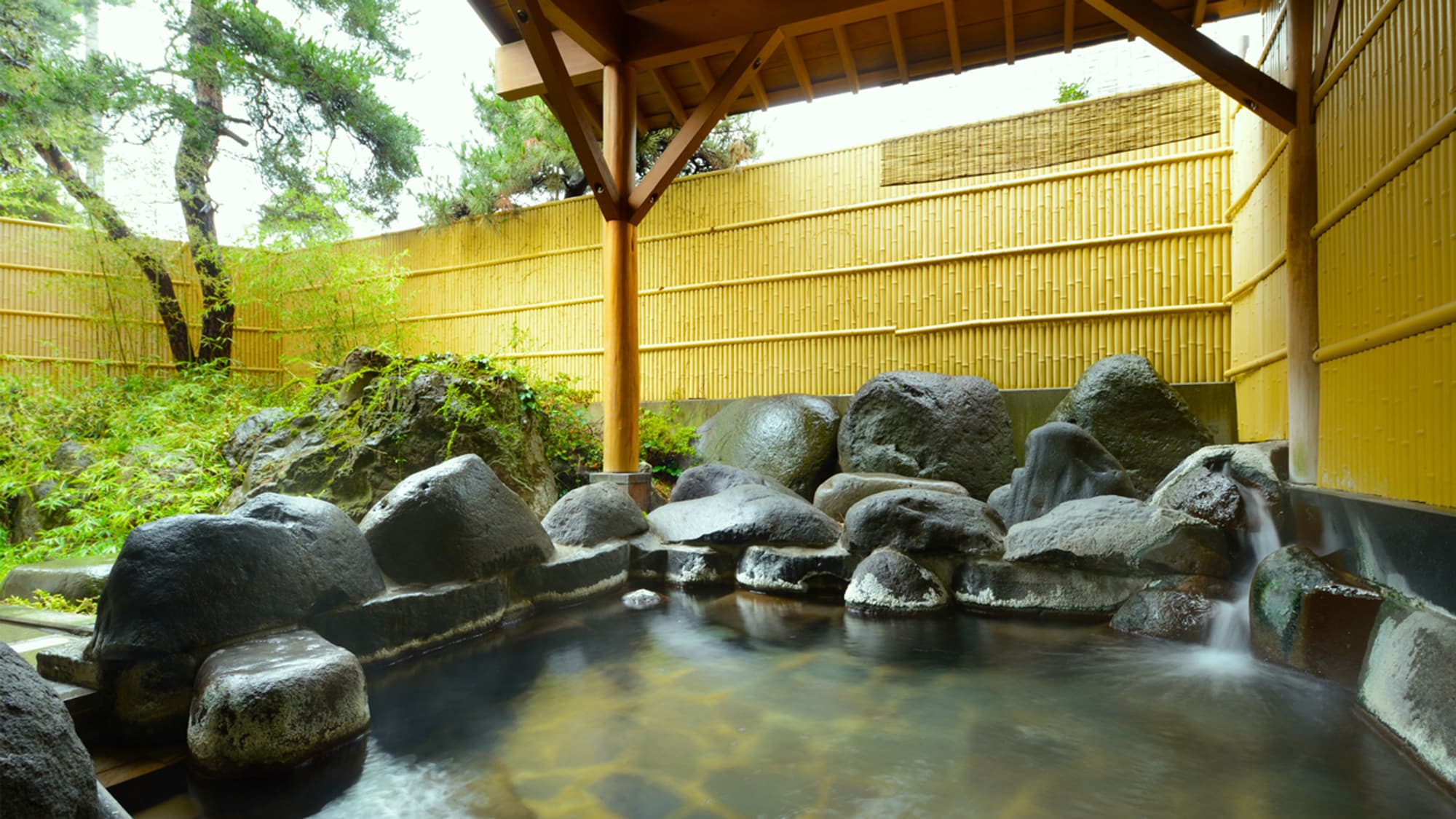 * Open-air bath (female) / Enjoy a luxurious time while hitting the natural breeze.