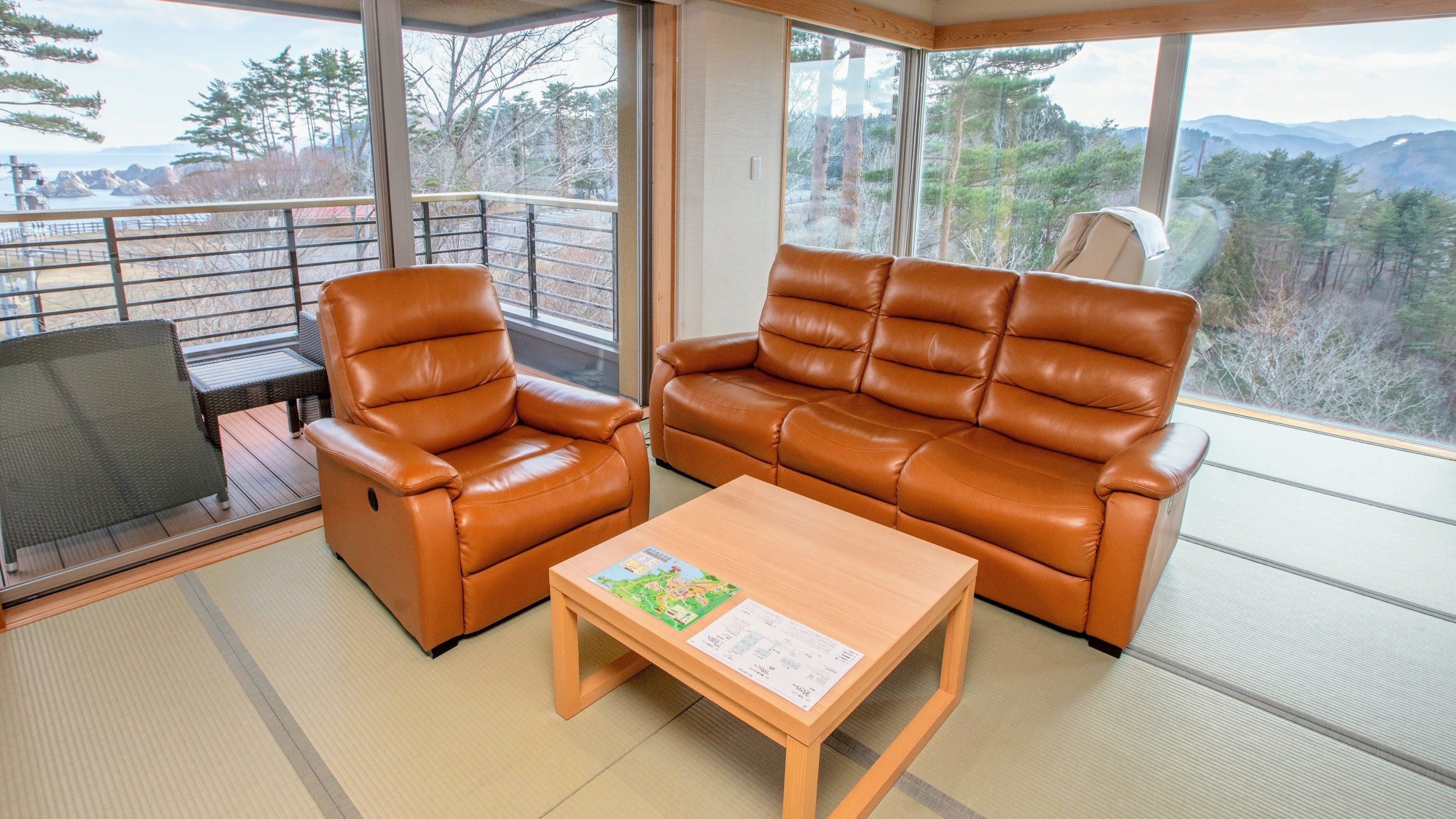 [Jiro no Iori, 2nd floor] A modern Japanese-Western style room with a 20-tatami mat open-air bath. Please relax on the sofa.