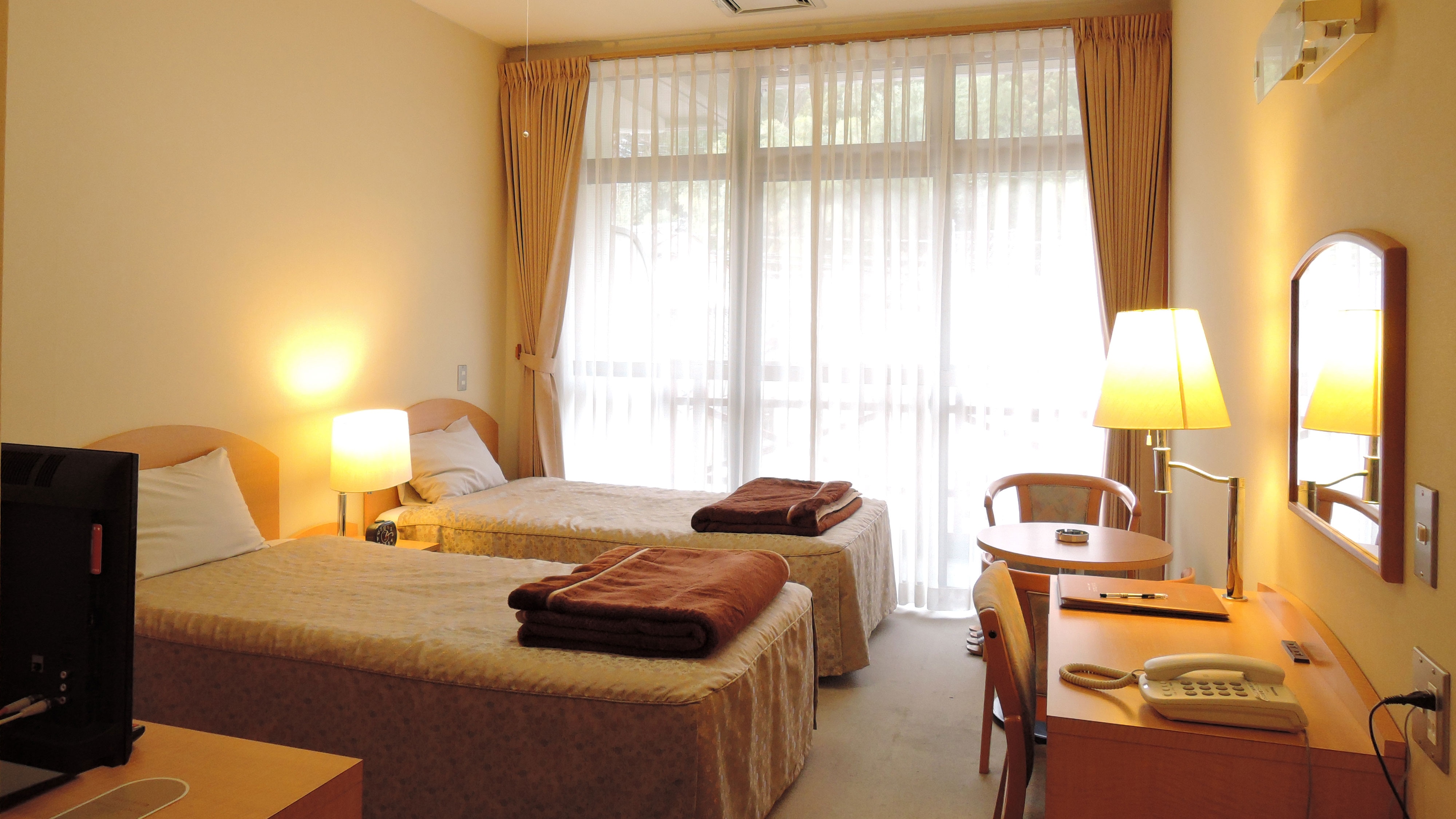 * Contoh kamar bergaya Barat / Silakan bersantai di tempat tidur untuk menyembuhkan kepenatan perjalanan Anda.