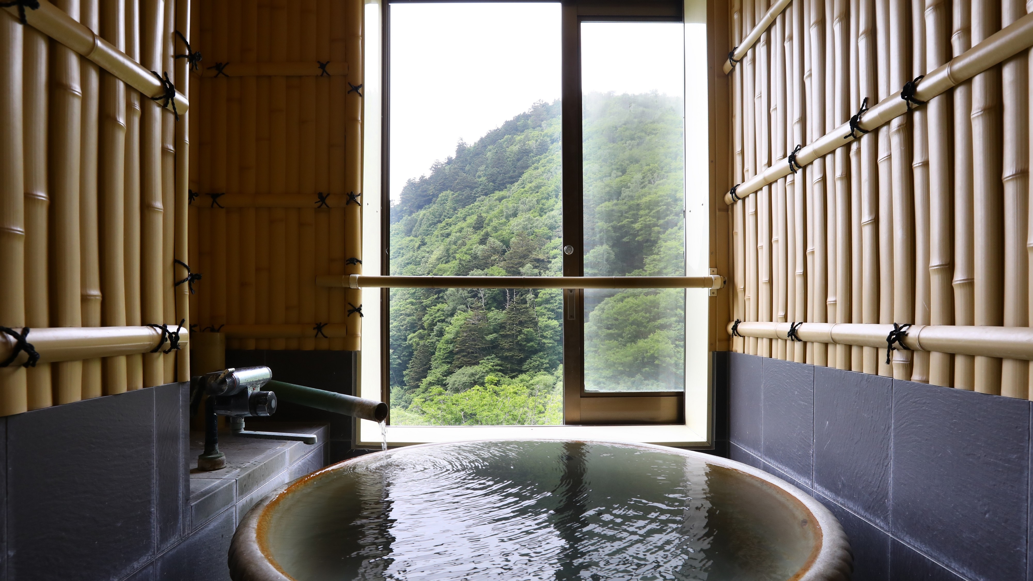 ■ Bamboo room Shigaraki ware hot spring bath