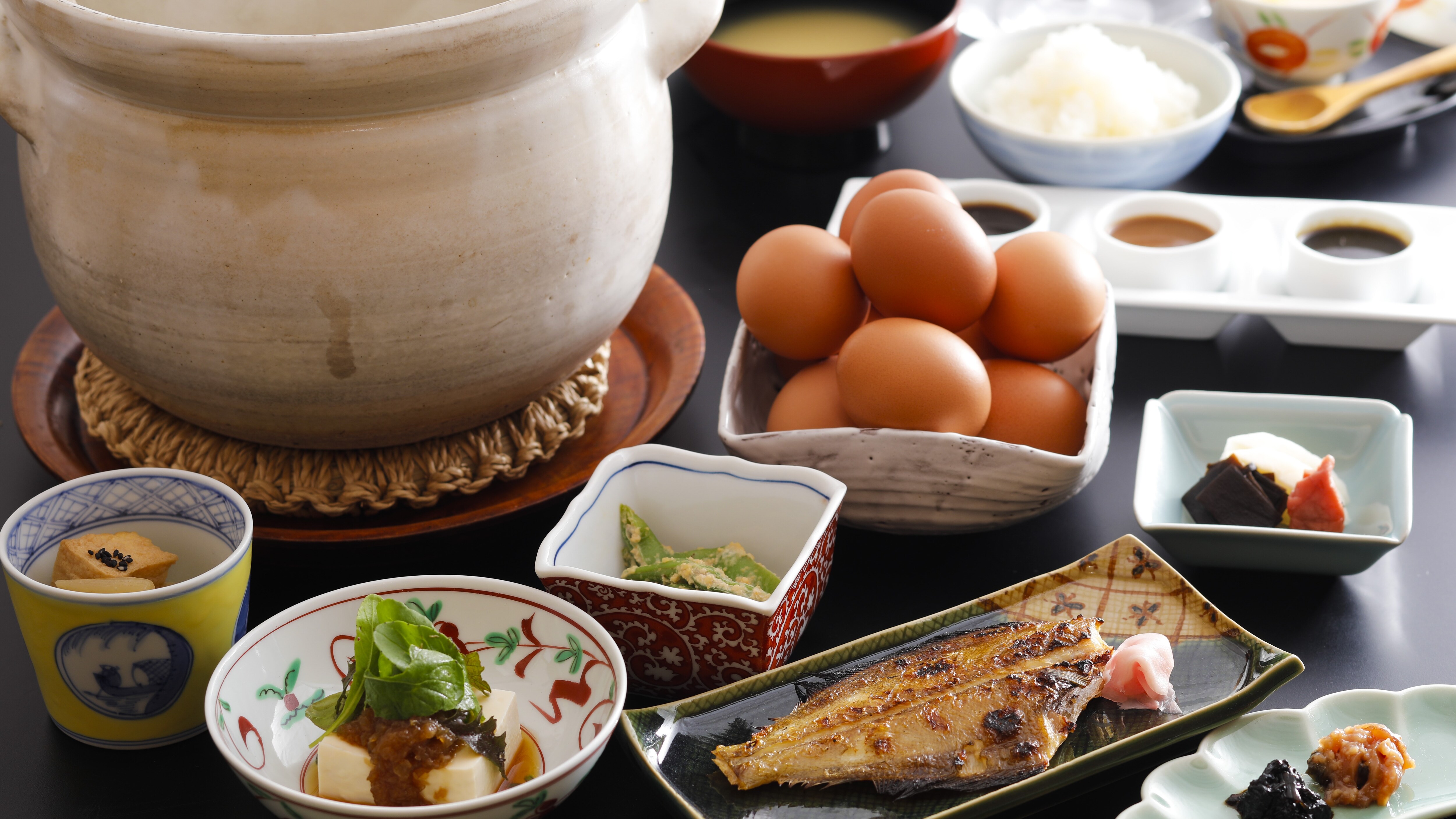 [Breakfast] Breakfast such as Tango Koshihikari, tamagokake gohan flavored with three kinds of soy sauce, and charcoal-grilled flatfish (example)