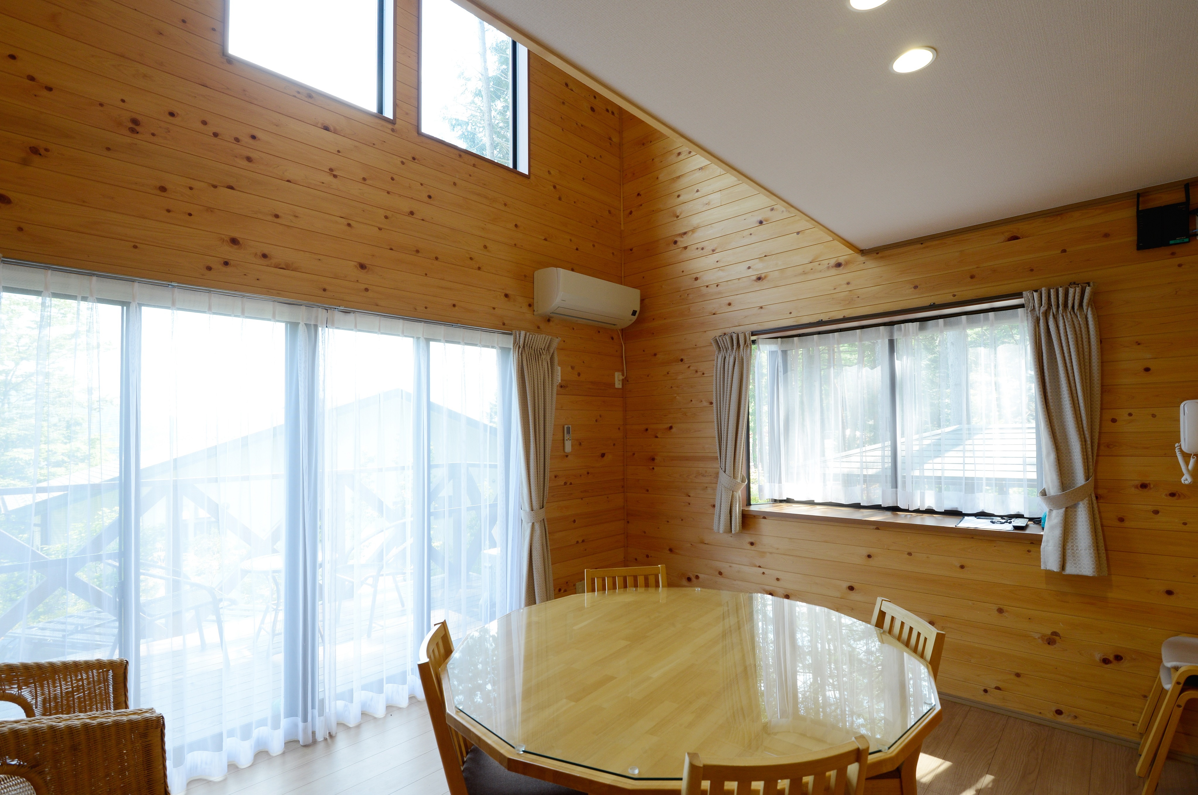 Dining: Standard cottage (up to 6 people)