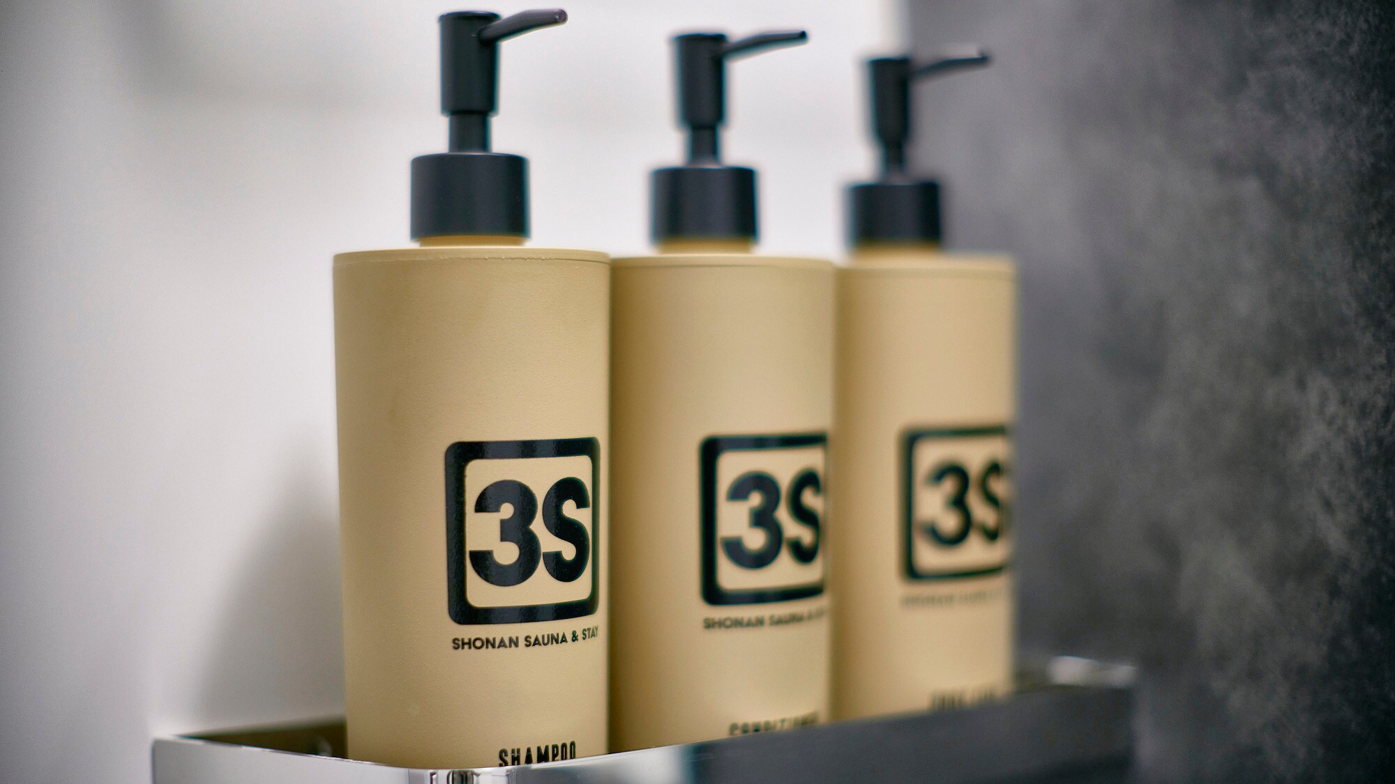 Guest room amenities: shampoo, conditioner, body soap
