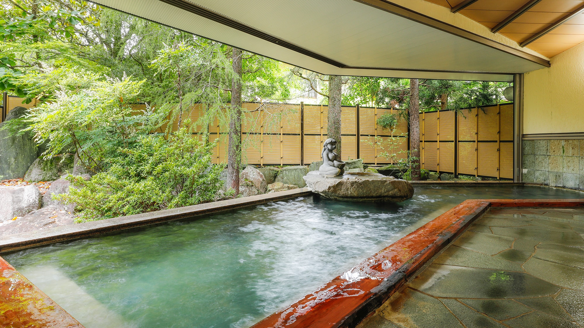 [Hiten no Yu] In summer, open the window and use it as a semi-open-air bath, and in cold seasons use it as an indoor bath.