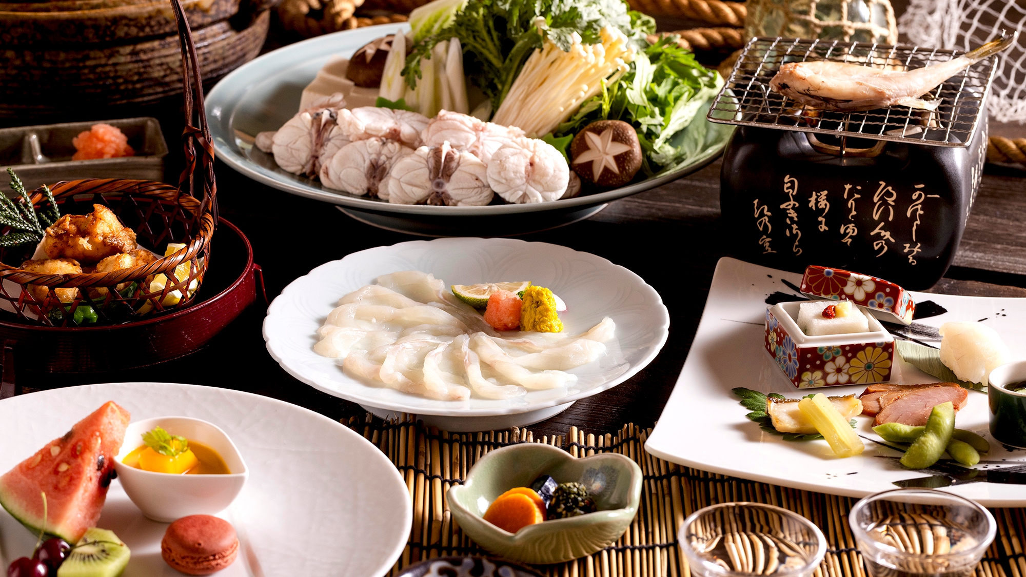 [Image of a fugu banquet] You can enjoy the luxury fish "fugu" to your heart's content, prepared in a variety of ways.
