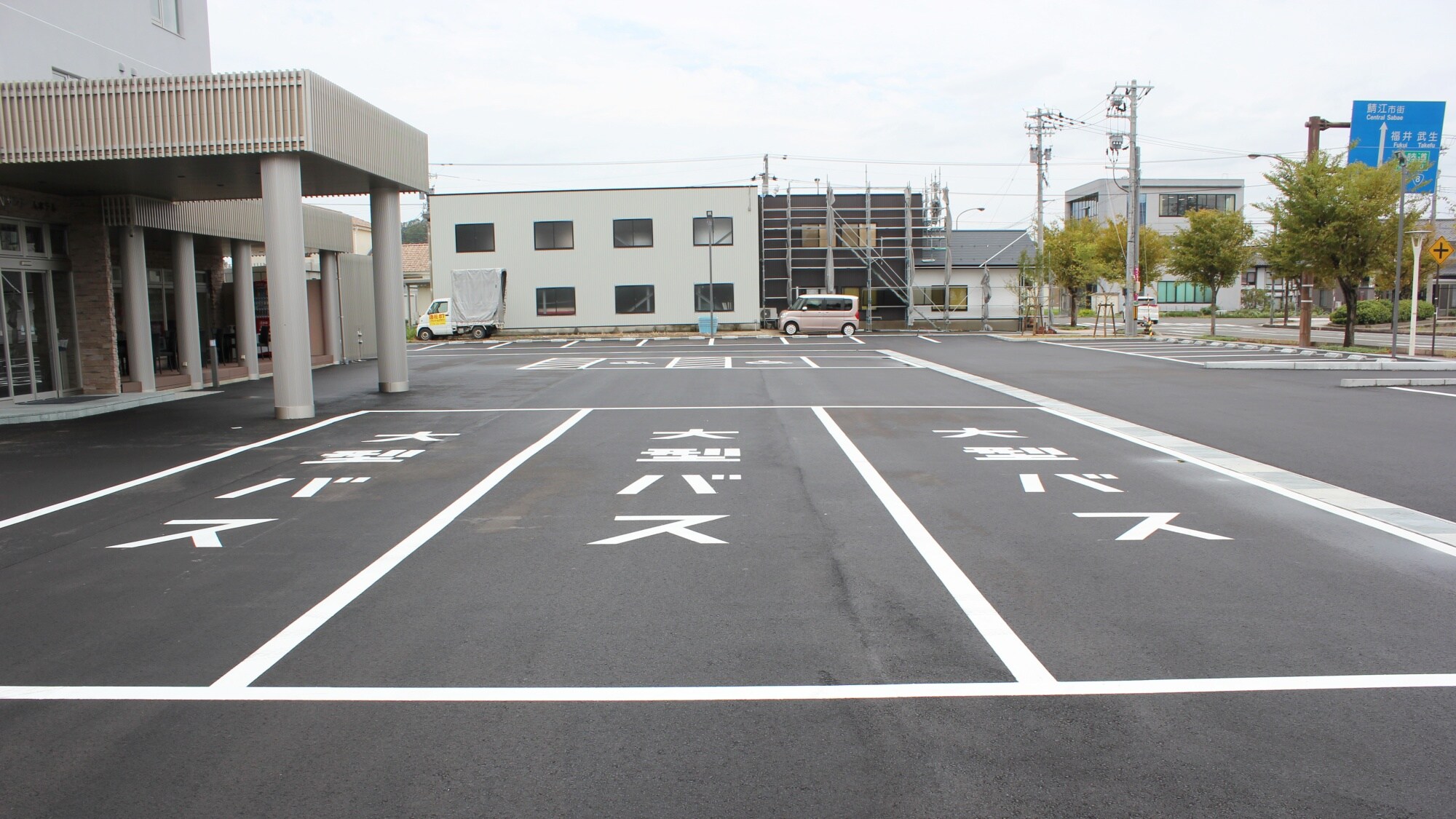 Tersedia tempat parkir bagi mereka yang datang dengan mobil.