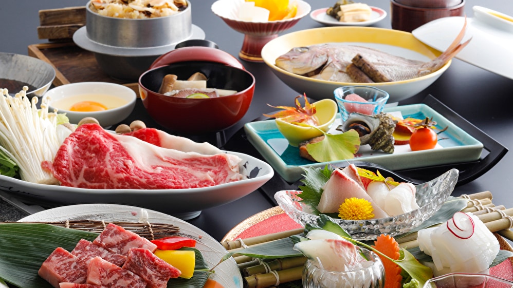 Thưởng thức bữa tiệc thịnh soạn với thăn bò Wagyu trên đá nóng và sukiyaki tại bữa tối kaiseki đầy màu sắc của Aburaya, một bữa ăn sẽ thỏa mãn tâm hồn bạn...