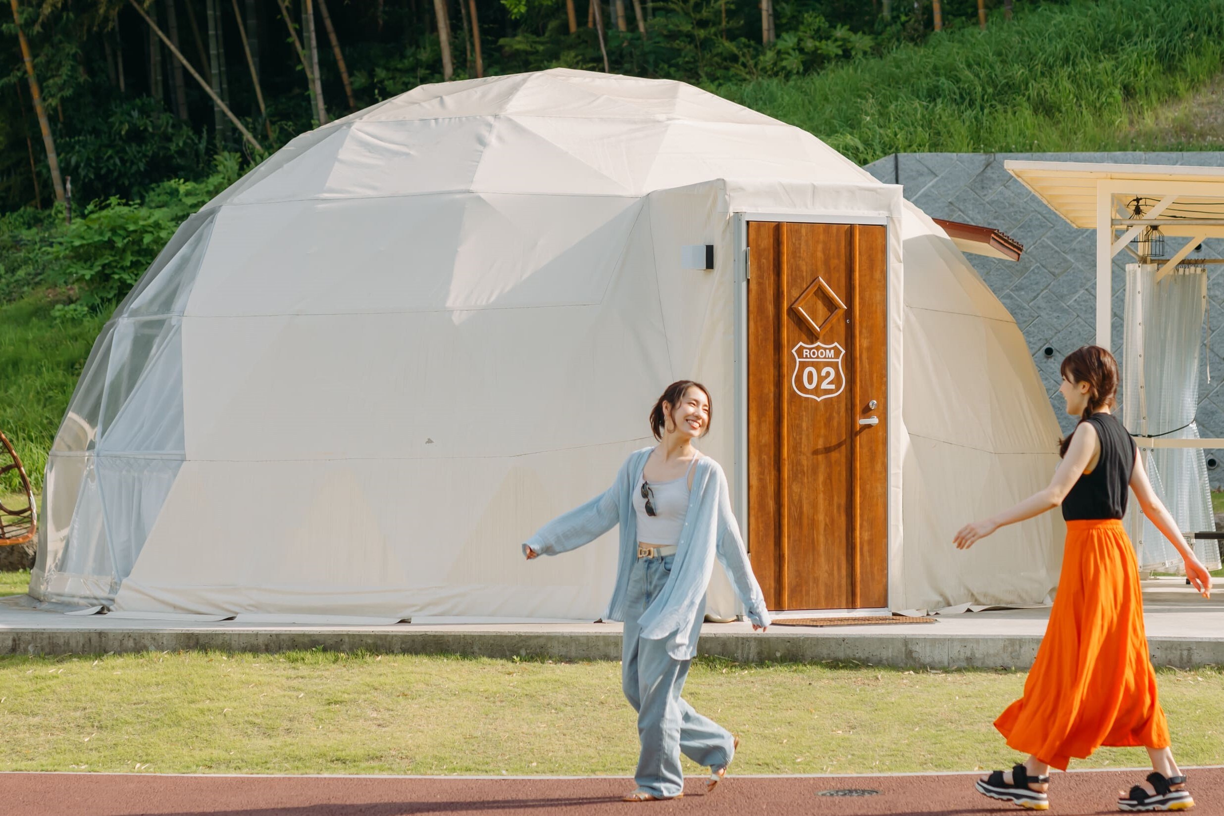 You can spend a relaxing time in the very popular dome-type tent.