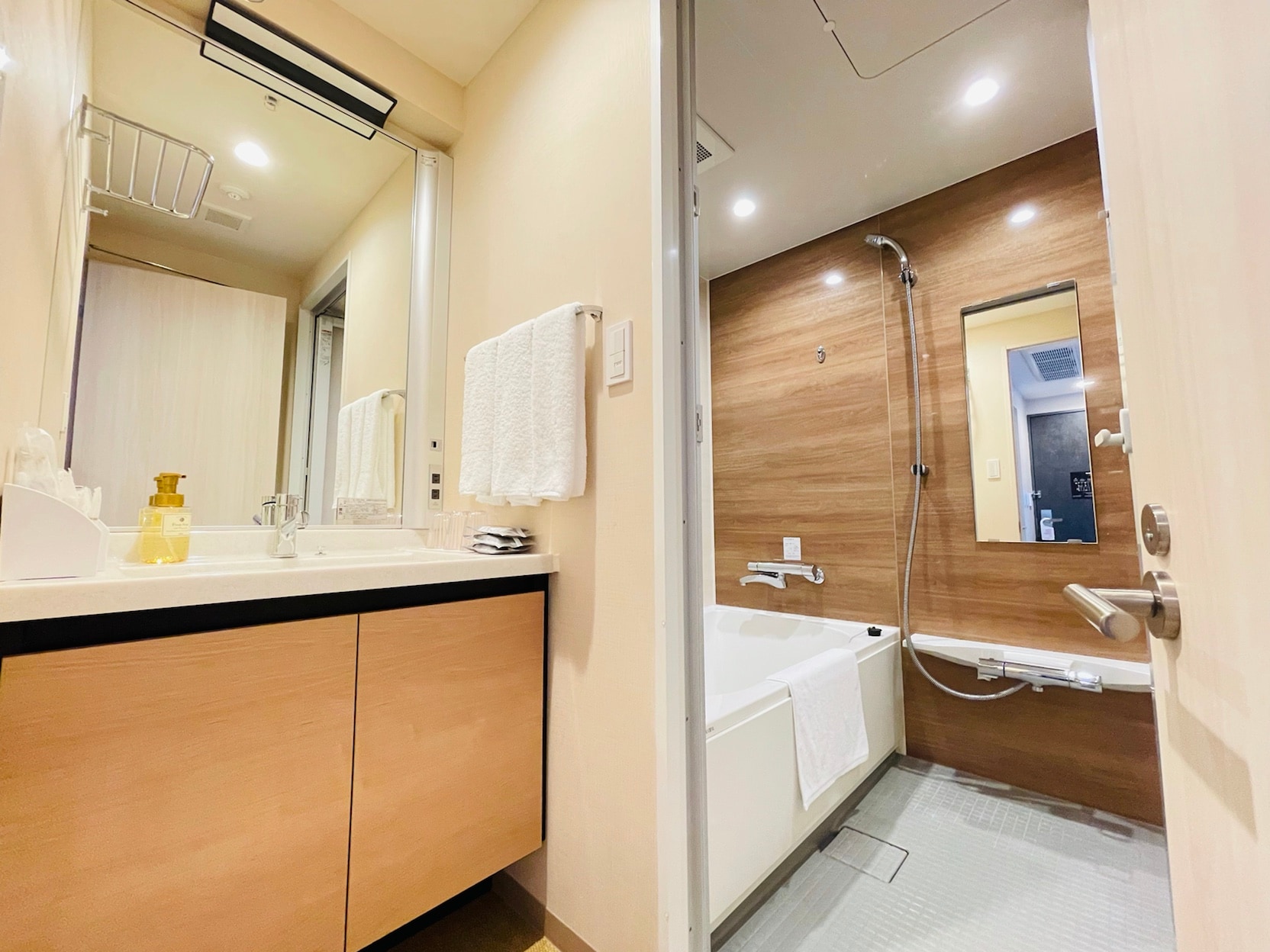 Superior triple bathroom