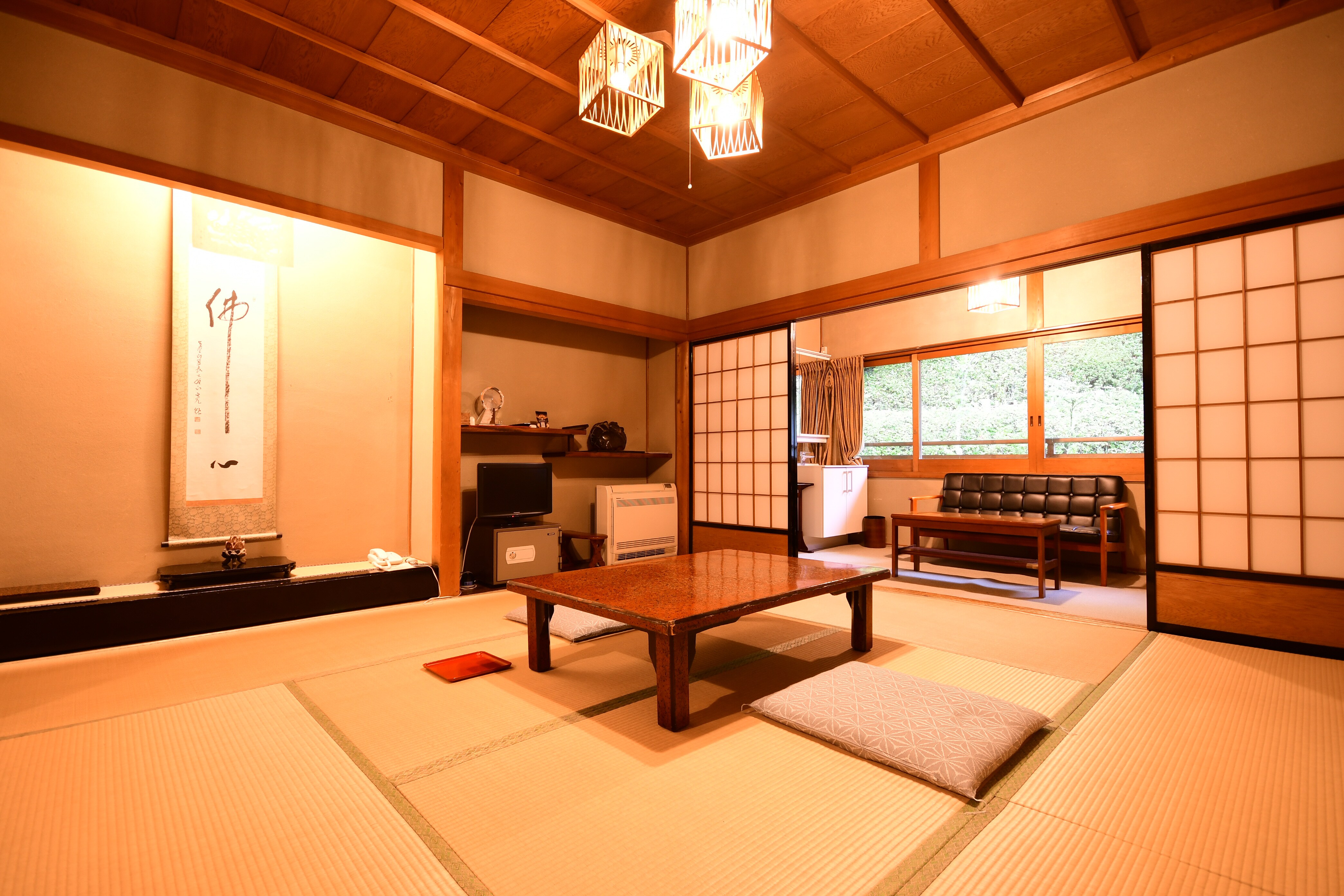 Example of a 10 tatami Japanese-style room facing the garden (with toilet, air conditioning, and Wi-Fi)