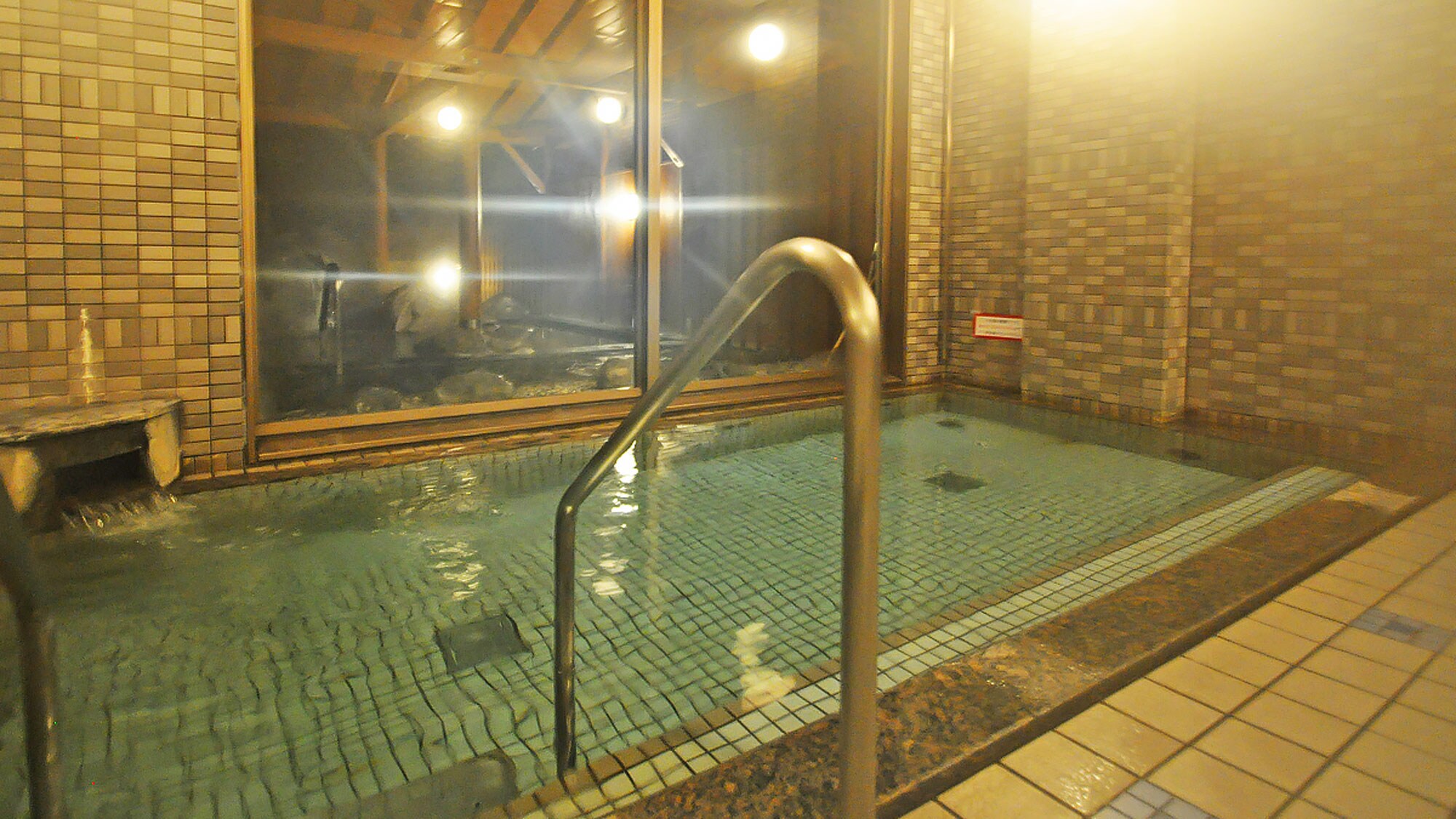[Large public bath] A radon spring that contains the power of radium ore. The strong ionization effect gives you a comfortable warm feeling.