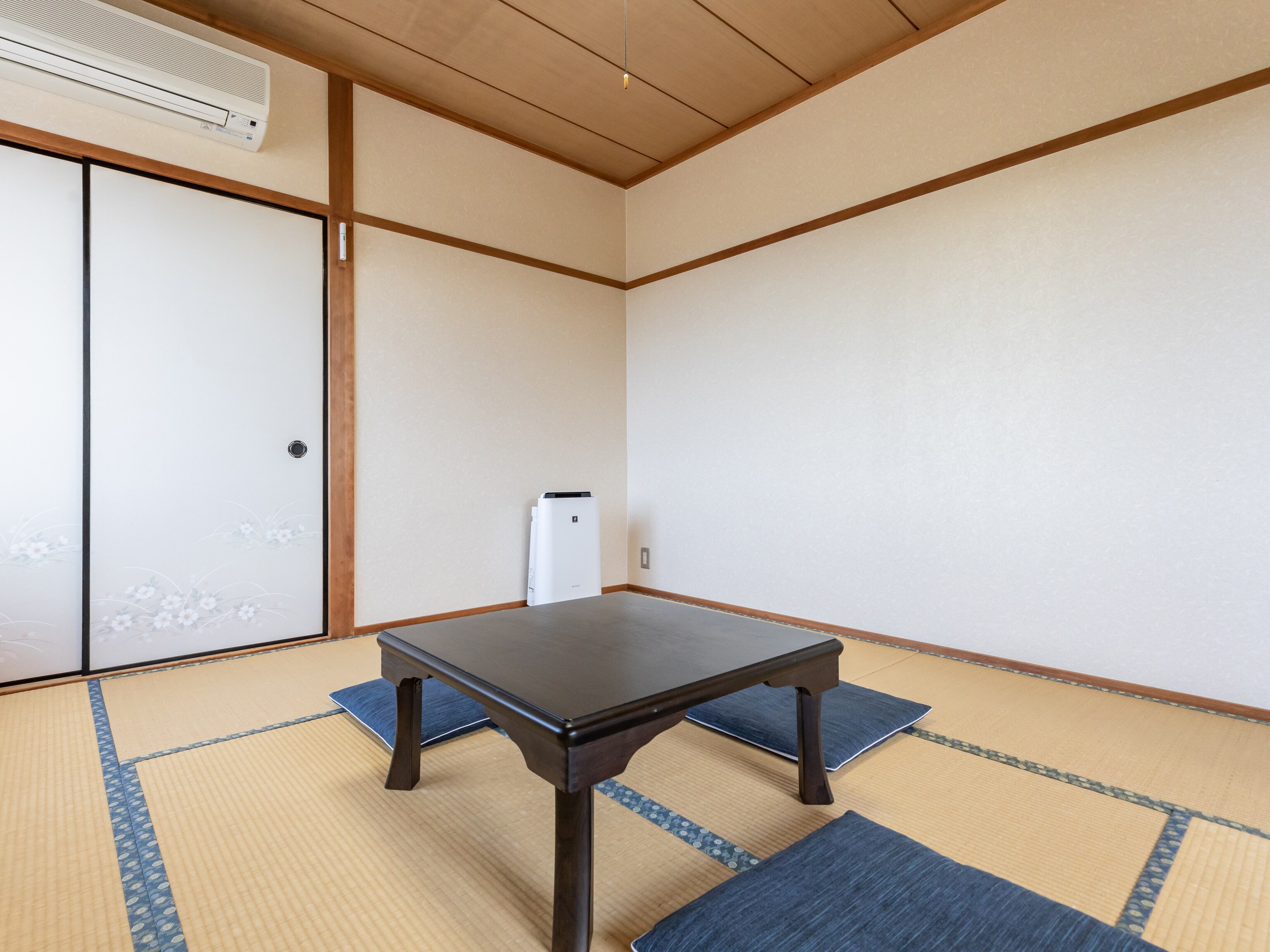 [Non-smoking] Japanese-style room for 1-3 people (with toilet and shared bathroom) 8 tatami mats