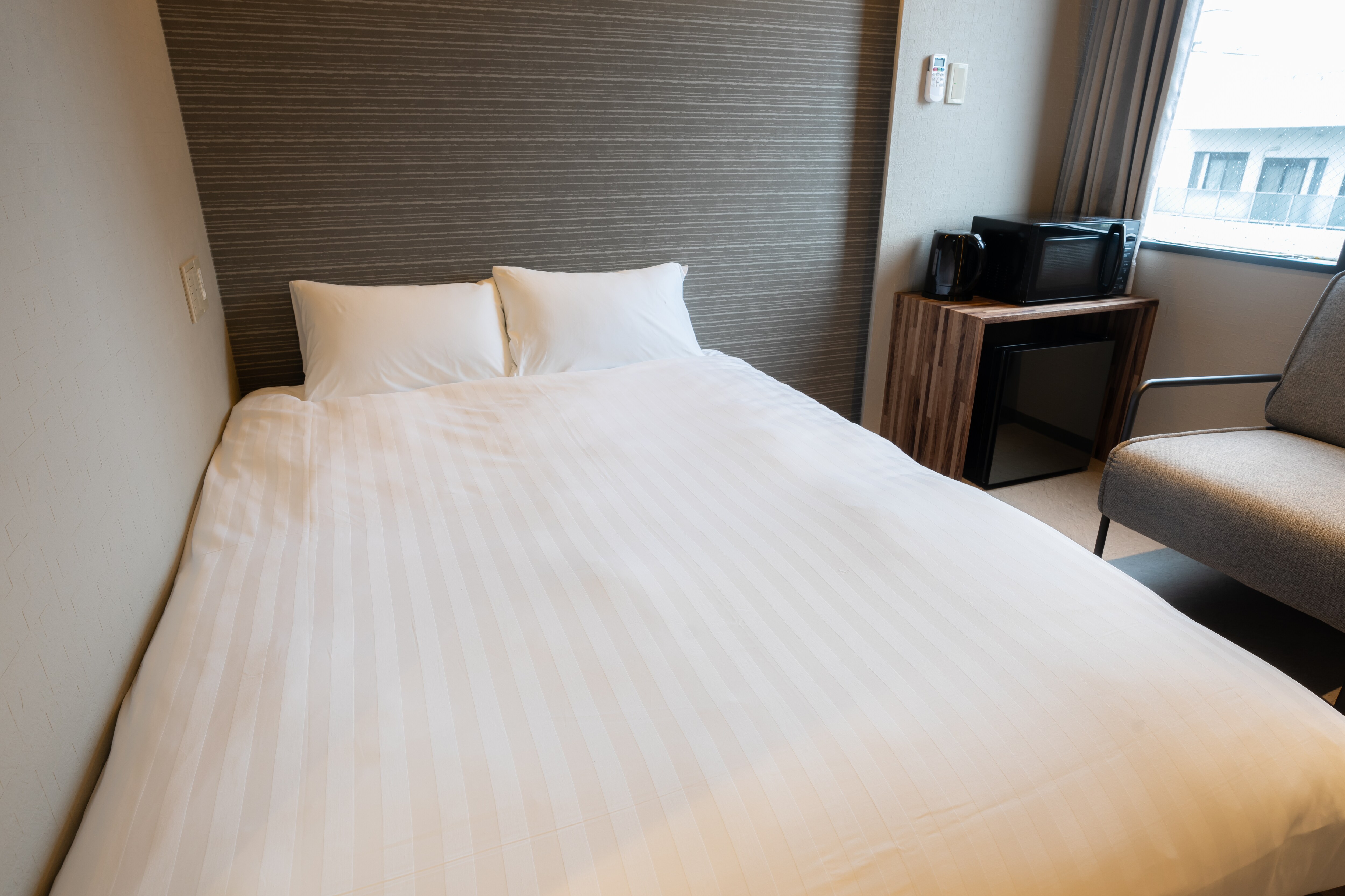New building: Single/double bedroom: 140cm wide double bed