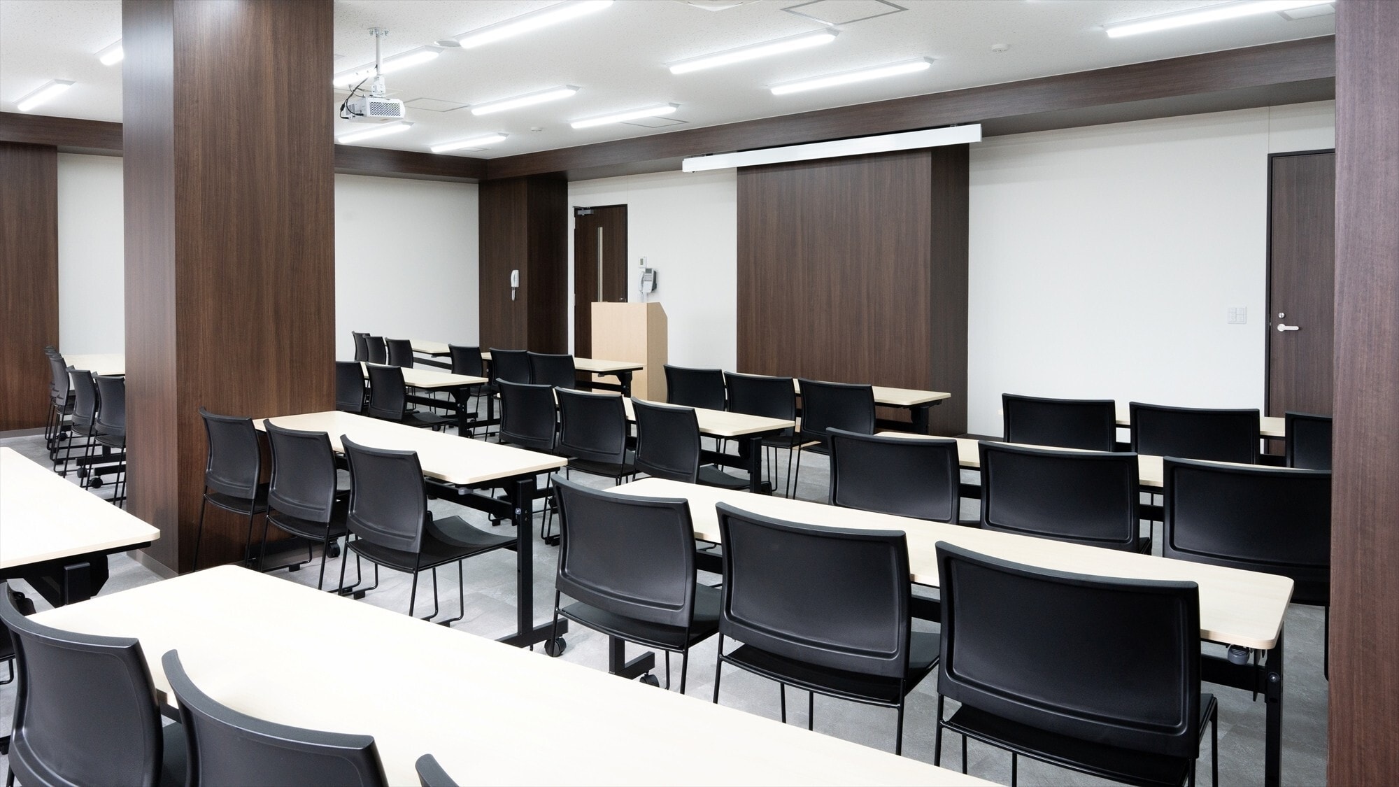 Phòng hội nghị lớn (sức chứa tối đa 48 người / 84,29 m²)