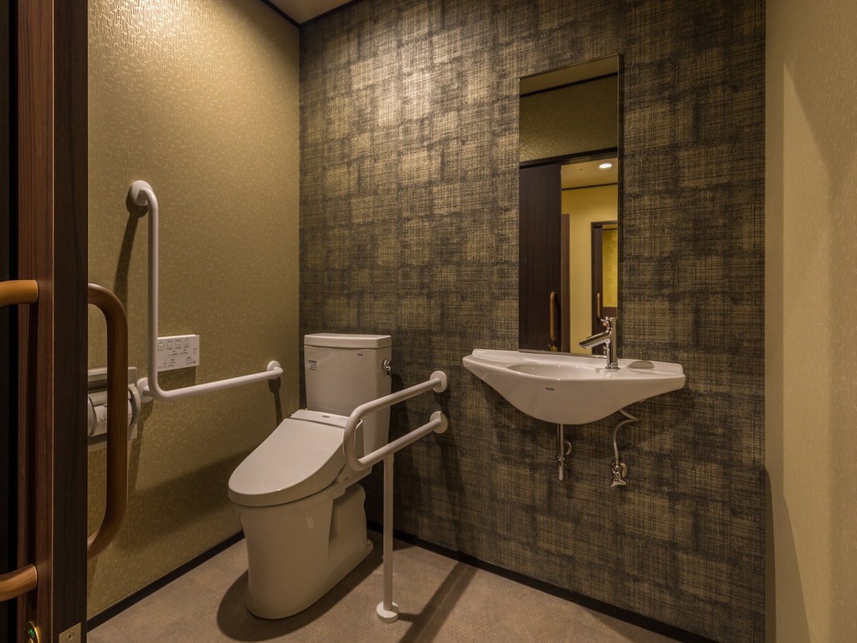 Barrier-free Japanese-Western room with semi-open-air bath and restroom