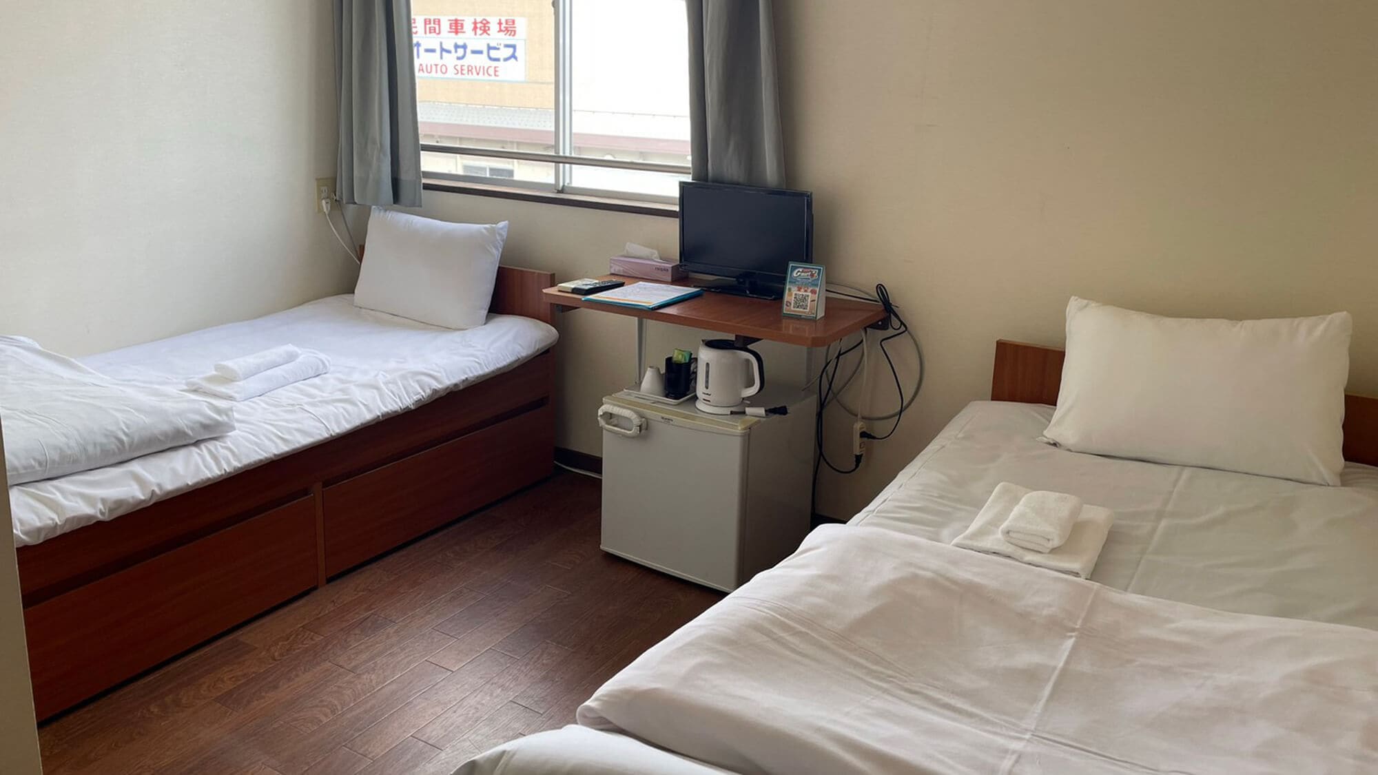 ◆ Twin room: 13 square meters with bath & toilet, air conditioner, TV, refrigerator