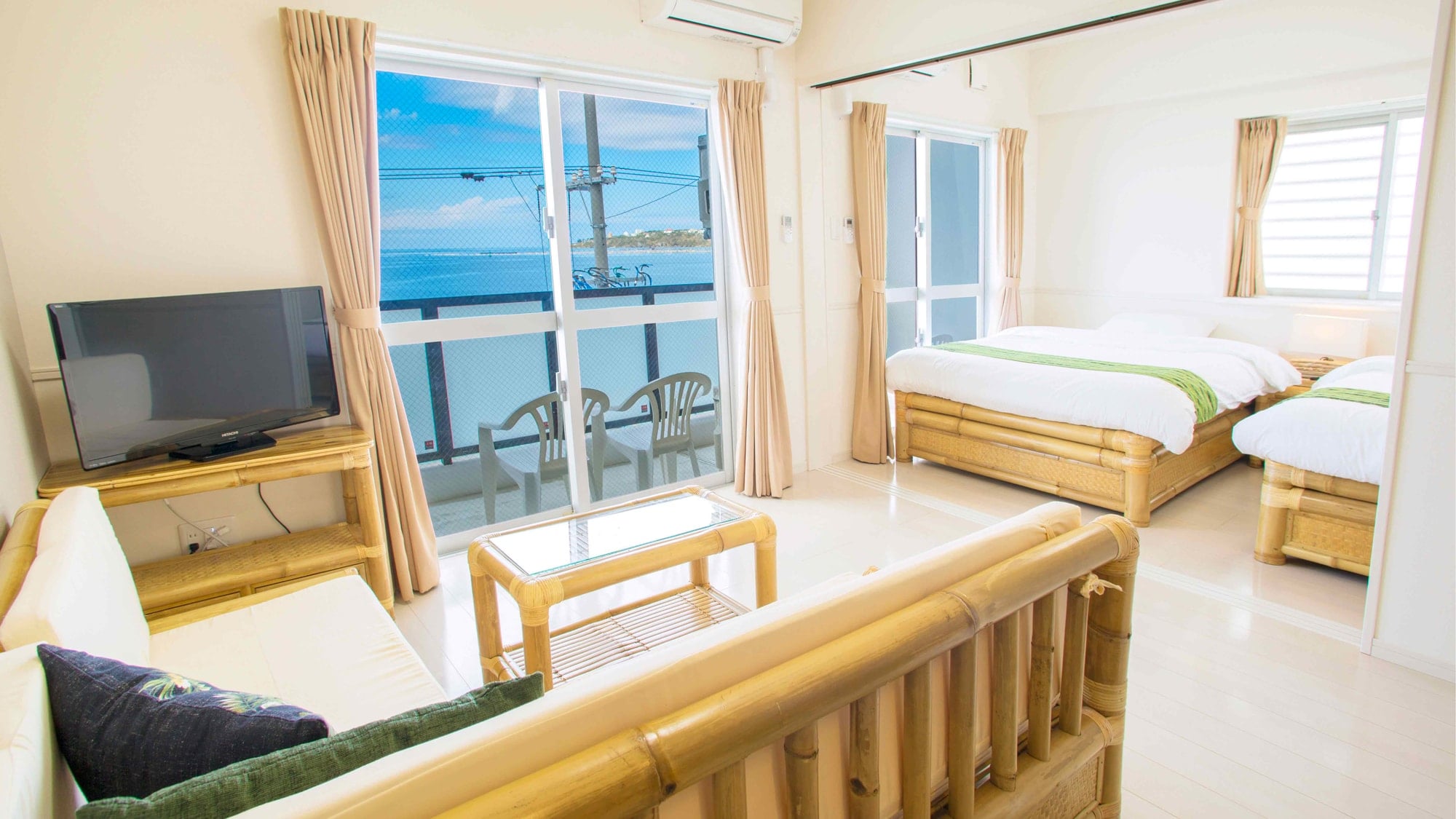 [Western-style room 2LDK (3F-3)] A relaxing space with a tropical feel