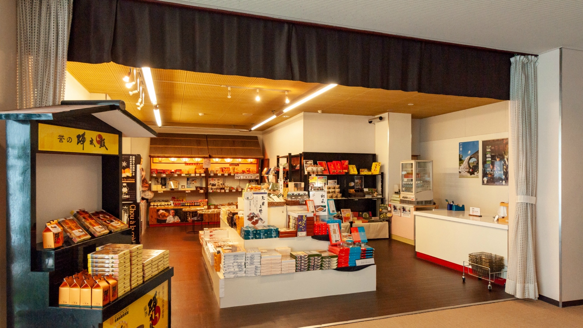 店内备有熊本熊商品和熊本土特产，敬请光临。