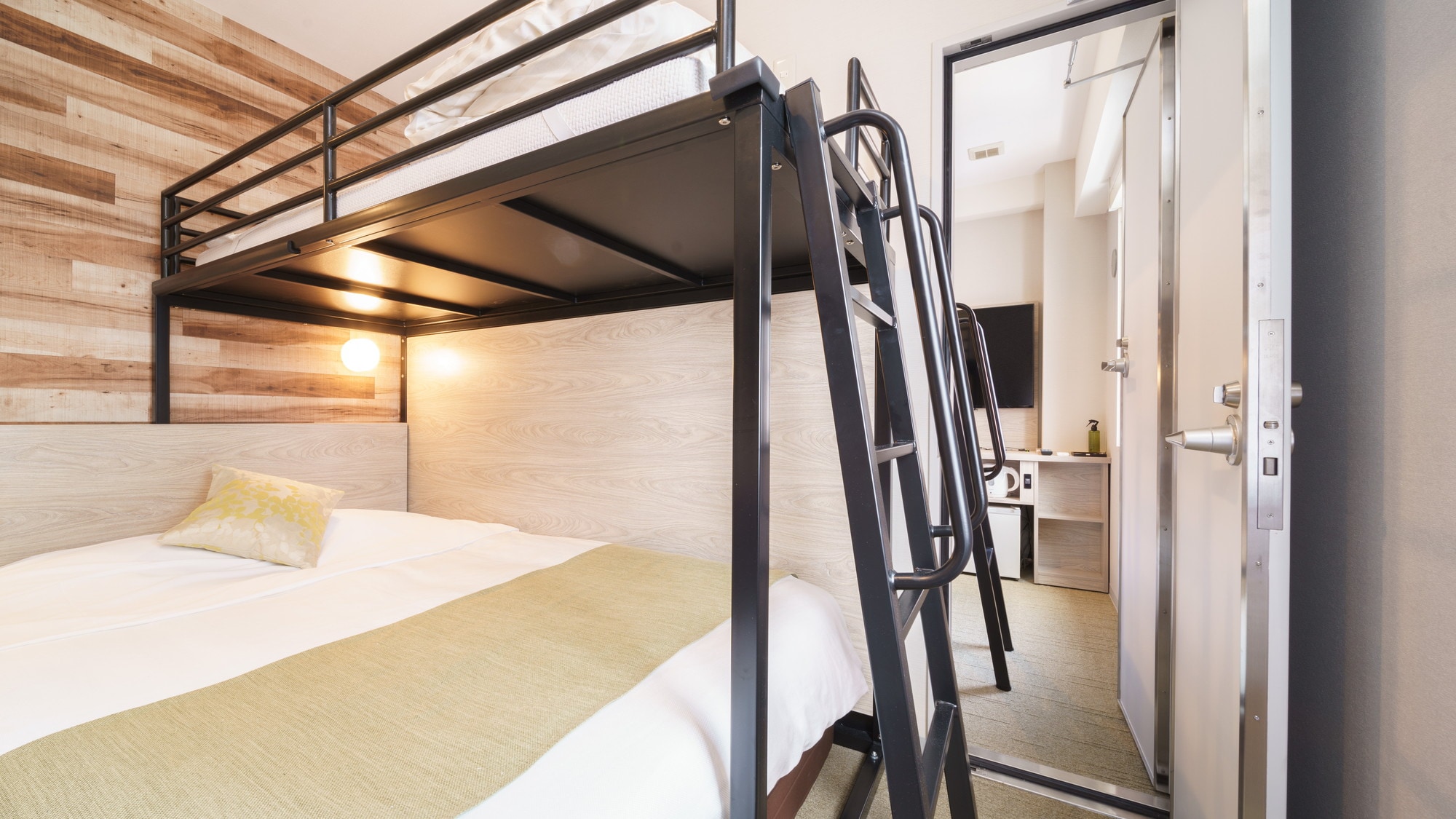 Ruangan ini memiliki dua ruangan dengan pintu di antaranya.
