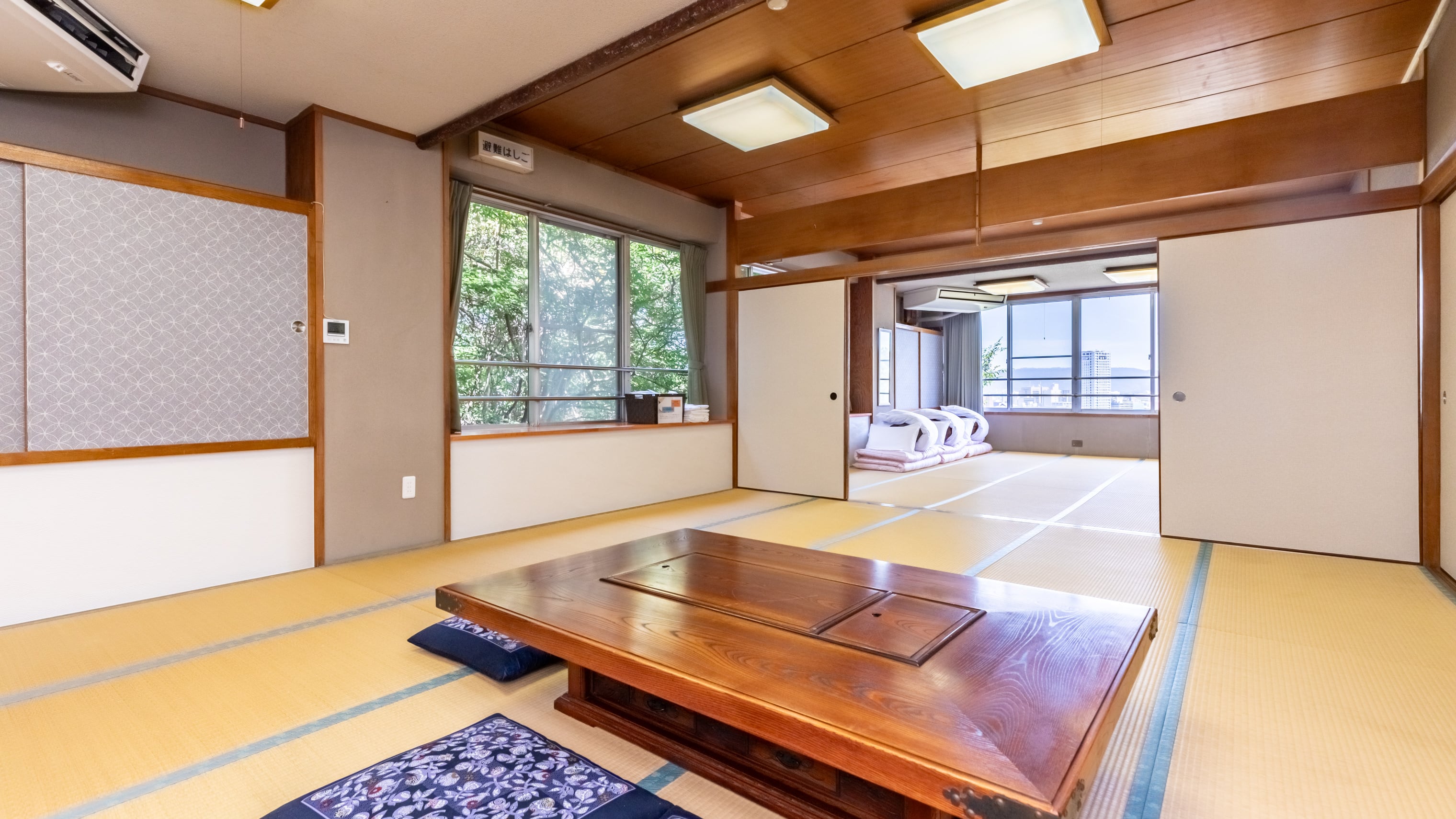 [Non-smoking] Japanese-style room for 12 people (shared bathroom and toilet)