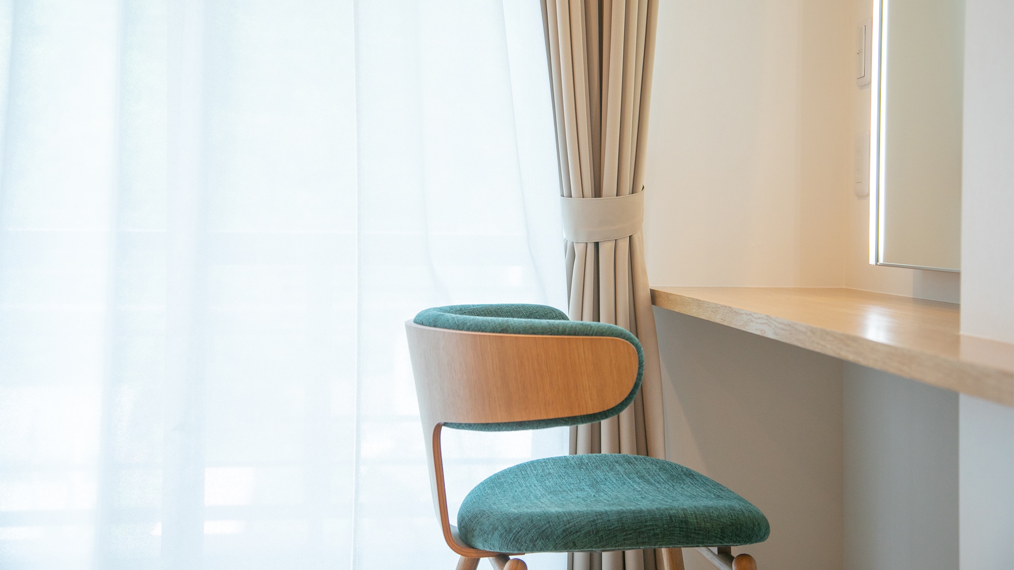 * [Japanese-Western Room] Image of your stay: The lighted mirror on the dressing table is large and designed for ease of use.