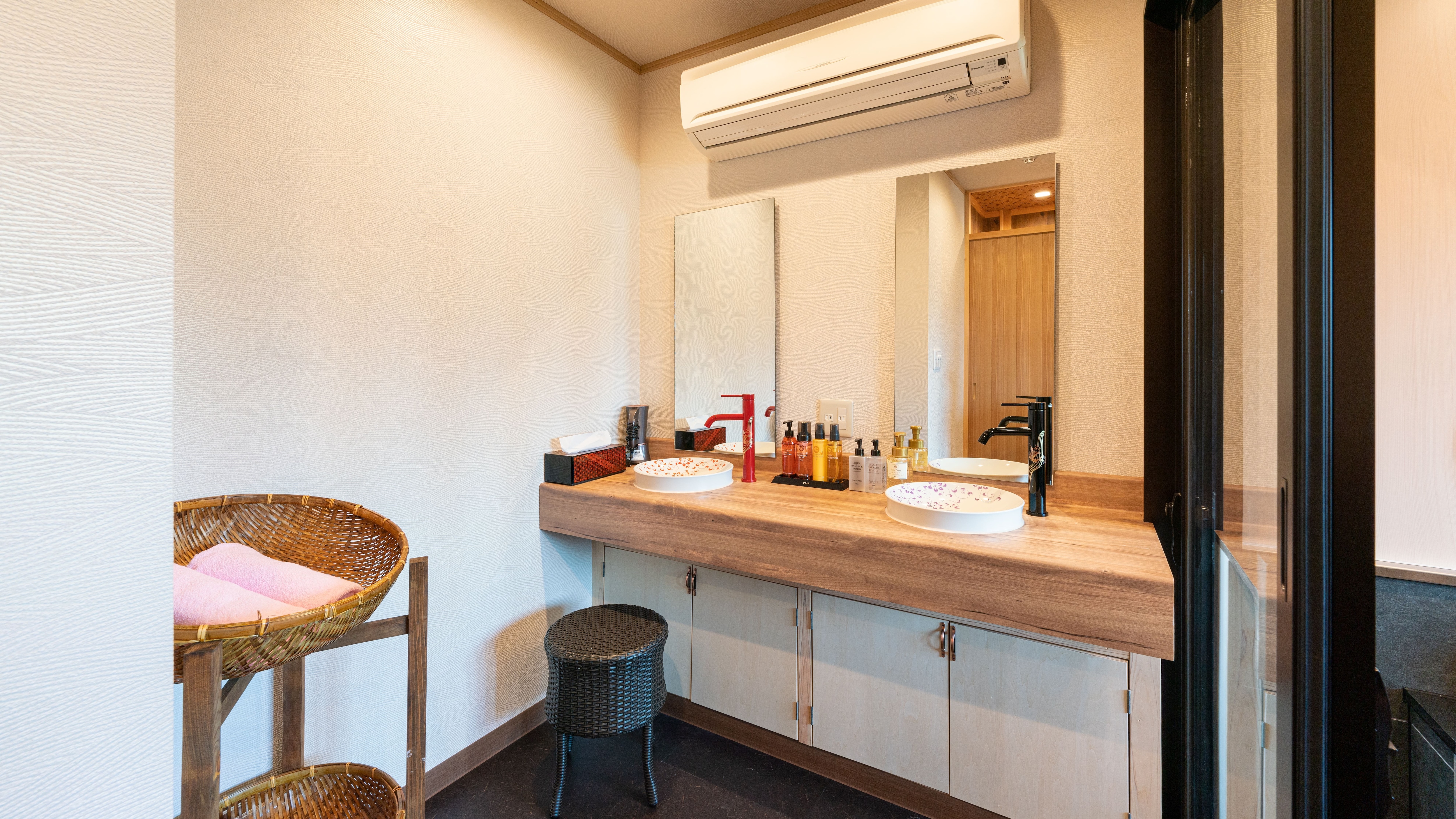Guest room with new semi-open-air bath [Akadake] Washbasin