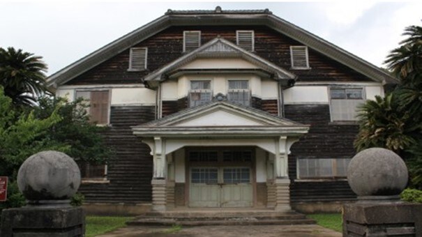 Former Hasami Municipal Central Elementary School Auditorium and Public Hall (10 minutes by car from the hotel)