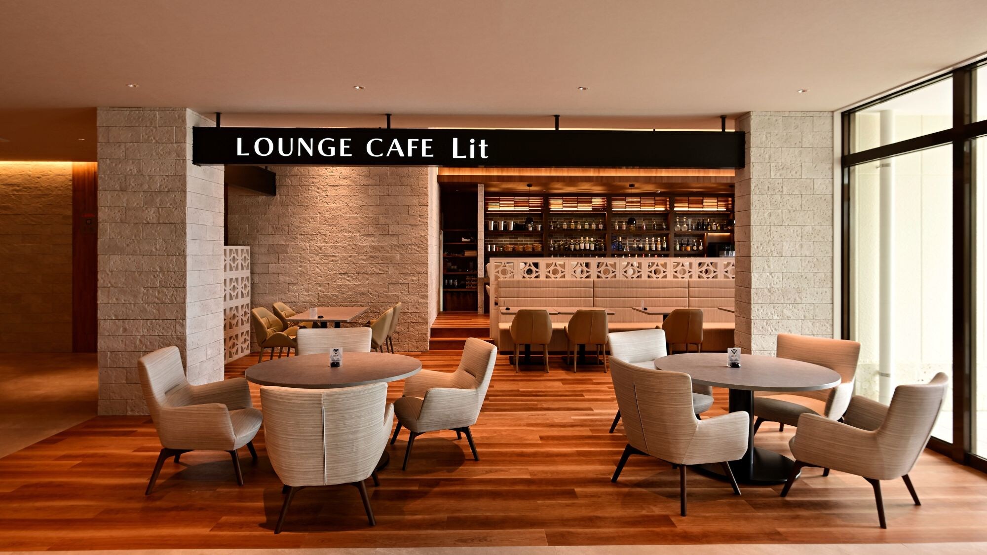 [Lounge/LOUNGE CAFE Lit] 光线透过大窗户洒入的高品质空间，营造出宜人的氛围。